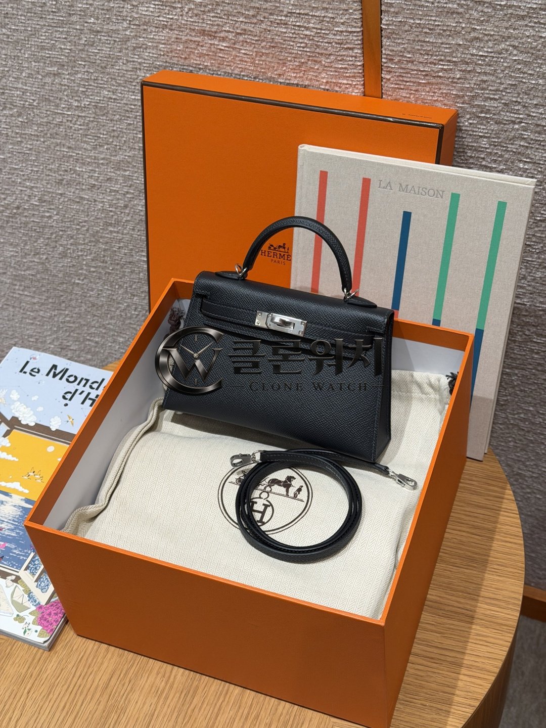 Style:mini kelly 2 Colour:89/noir Size:19*12*5.5cm Leather:Epsom From France Hardware:silver 迷你凯莉二代,黑色,法国进口原厂牛皮掌纹,银扣,高级全手工专属定制!!️ 纯手工手打钉,手刻五金,精钢电镀18k五金 客订实拍🐎🐎customer order🐎🐎