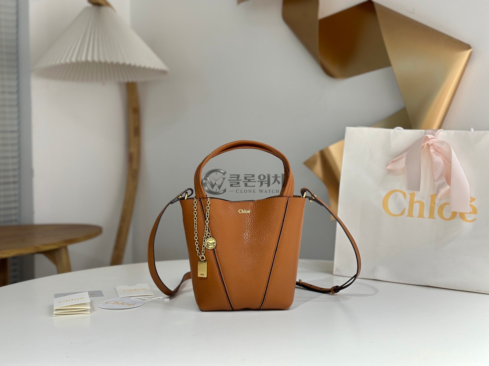 끌로에 아이콘 스몰 드로스트링 버킷백 탄