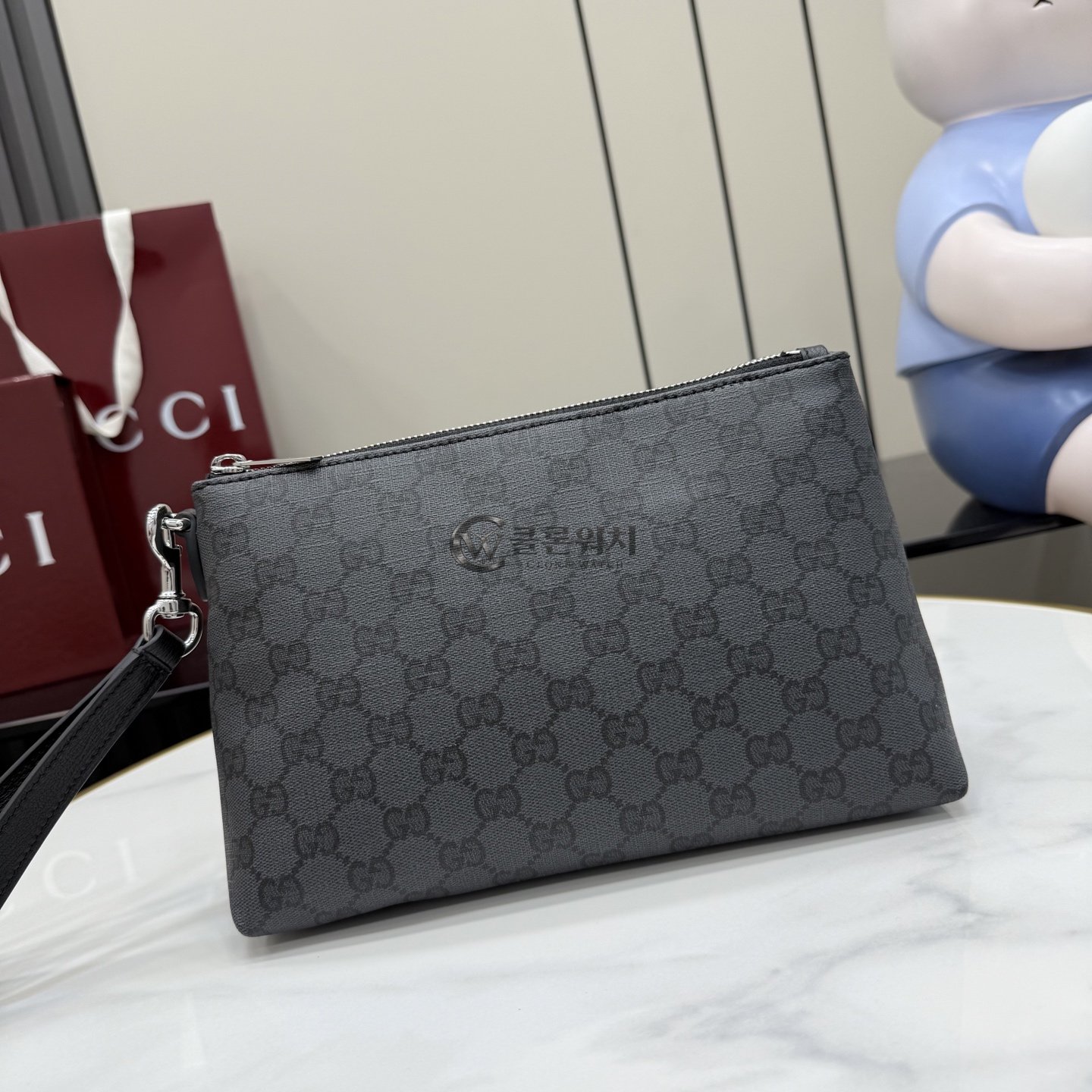 구찌 Gucci Essence Classic Small Pouch in Black GG Canvas