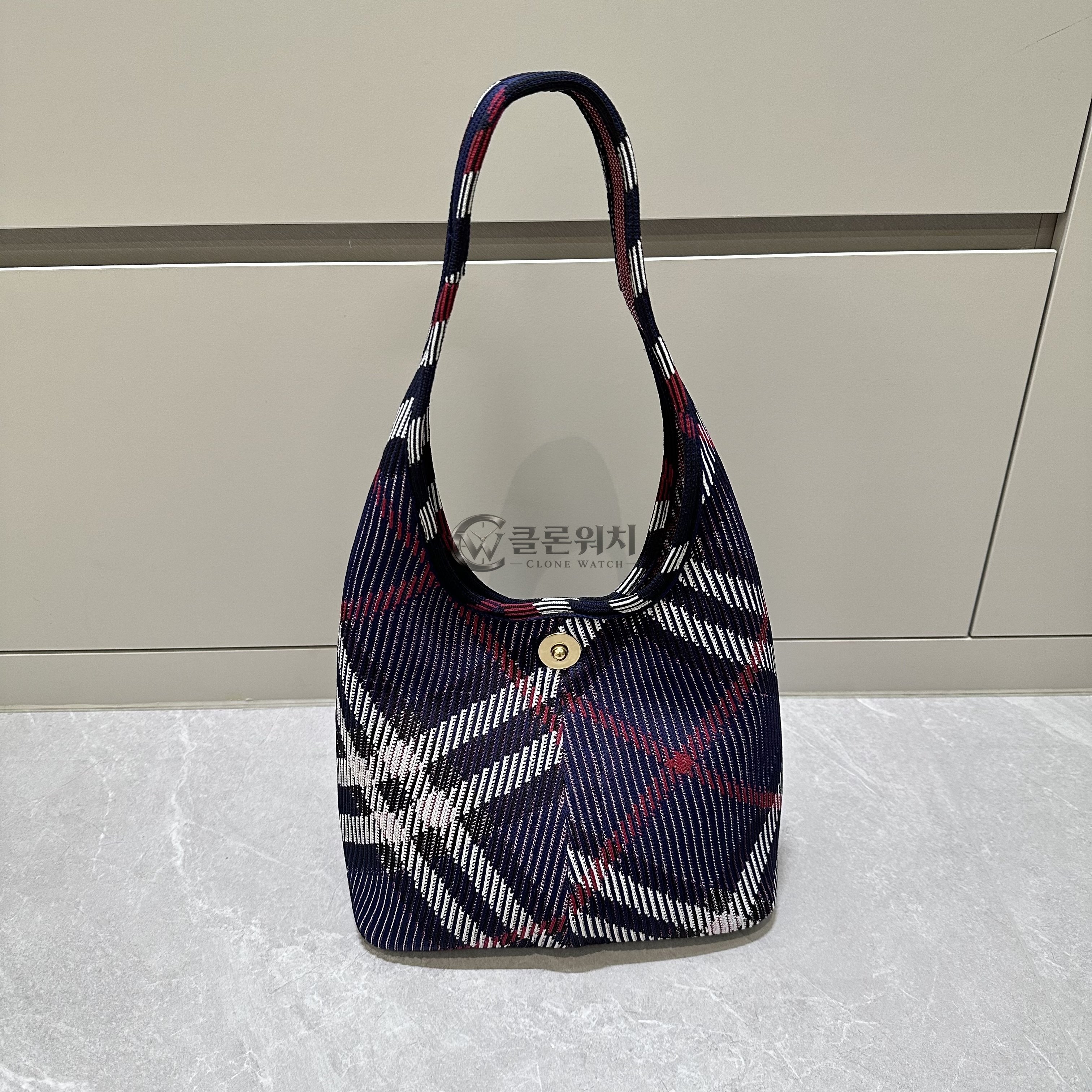 버버리 Burberry Nova Check Hobo Shoulder Bag in Navy