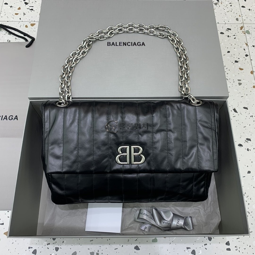 발렌시아가 Balenciaga Monaco Medium Quilted Shoulder Bag in Black