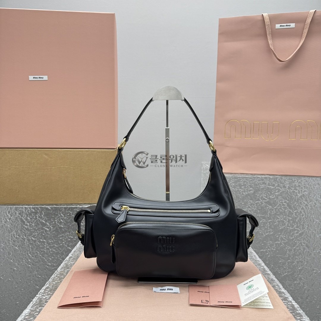 미우미우 블랙 레더 포켓 숄더백