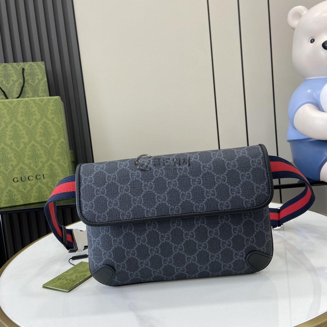 구찌 GG 슈프림 블랙·그레이 플랩 메신저백