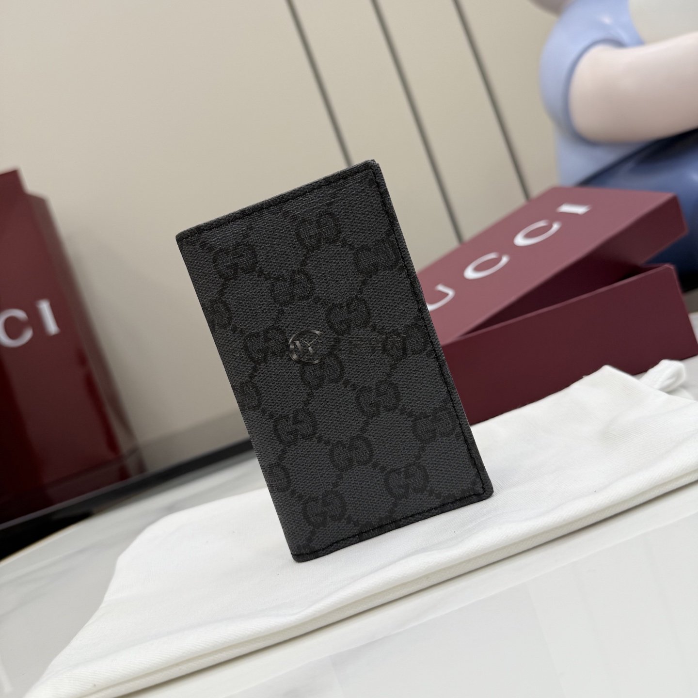 구찌 GUCCI GG Passport Case in Black GG Supreme