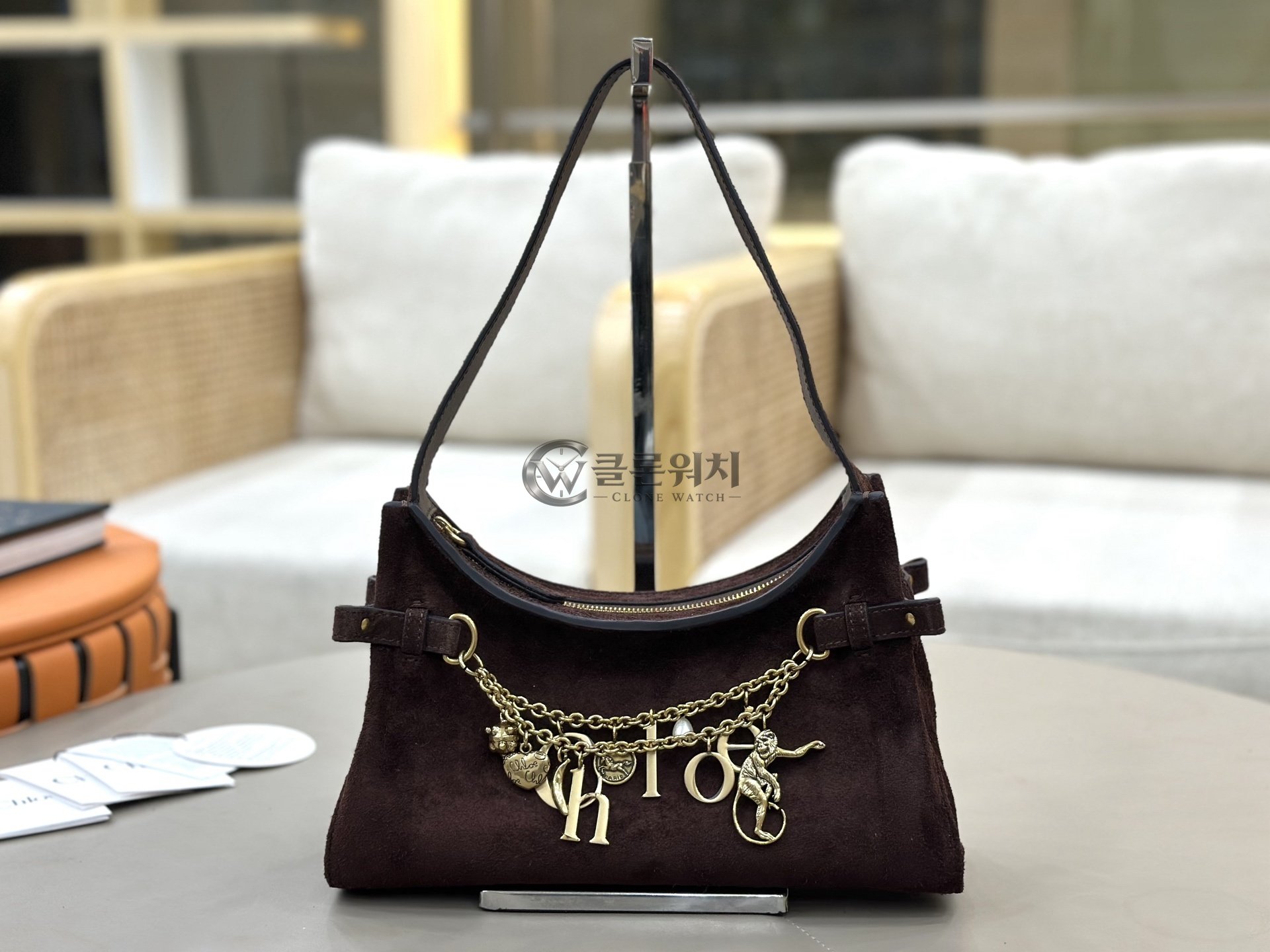 끌로에 Chloé Charm-Embellished Suede Shoulder Bag – Dark Brown