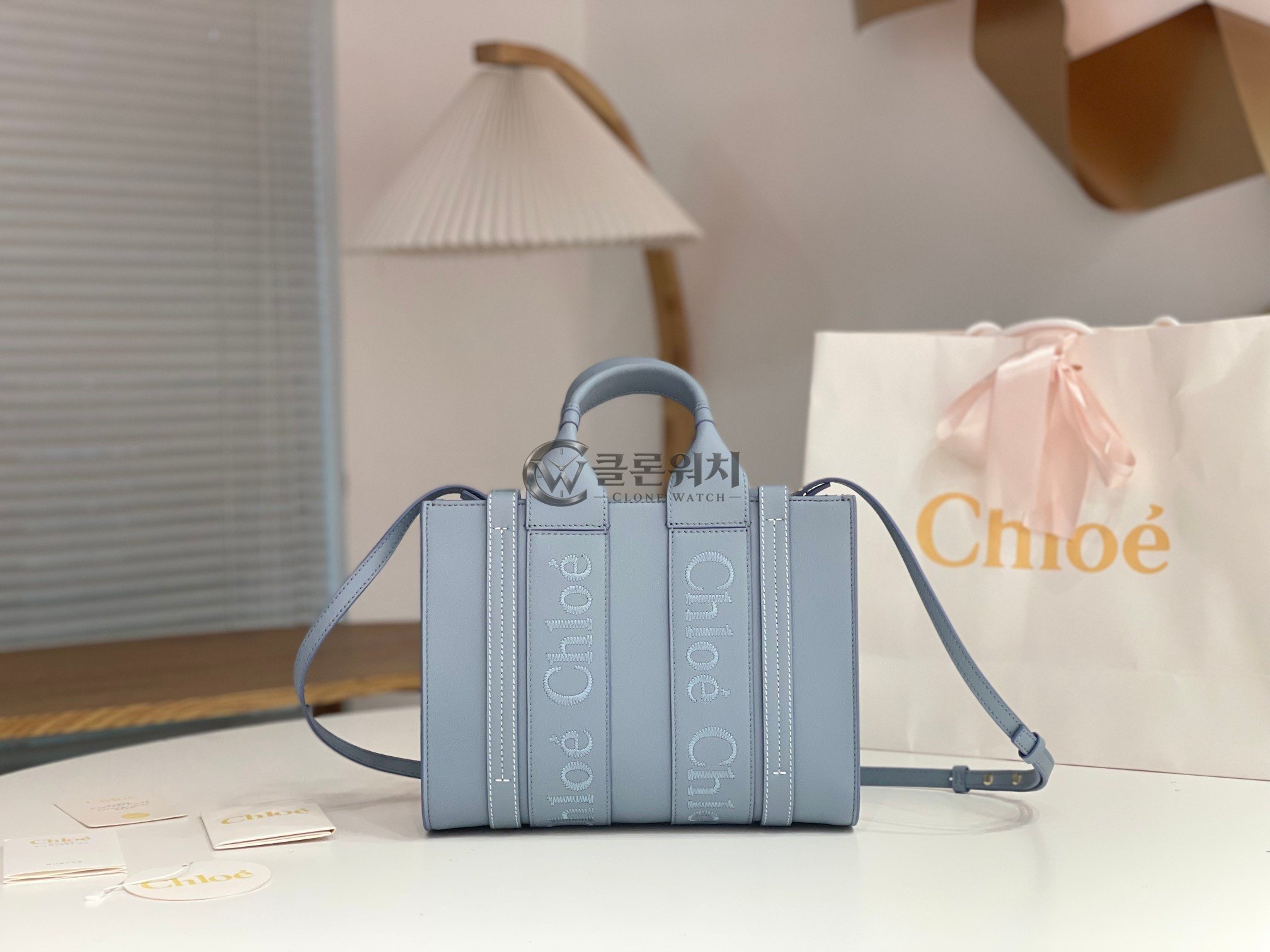 끌로에 스몰 우디 레더 토트백 라이트 블루