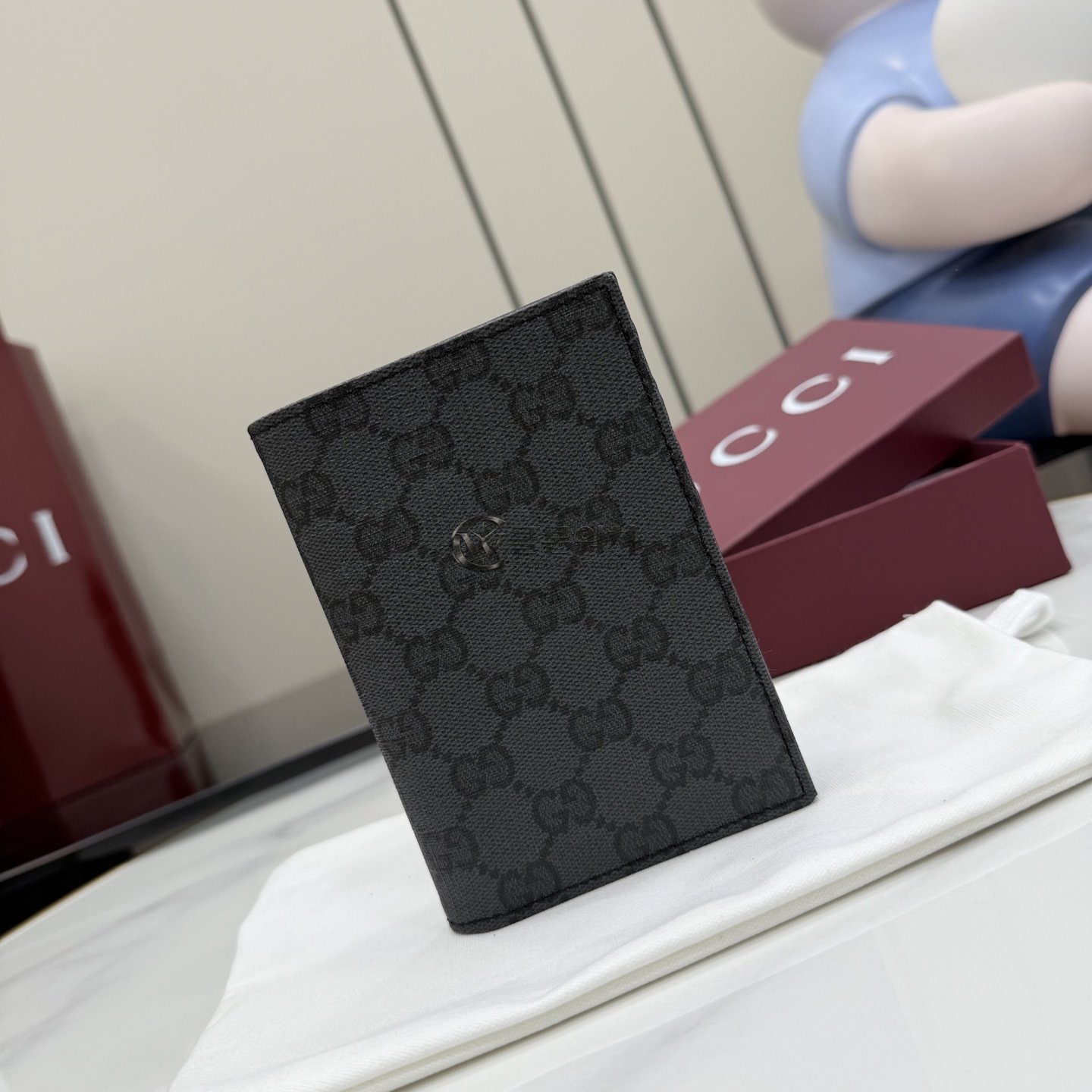 구찌 GUCCI GG Passport Case in Black GG Supreme