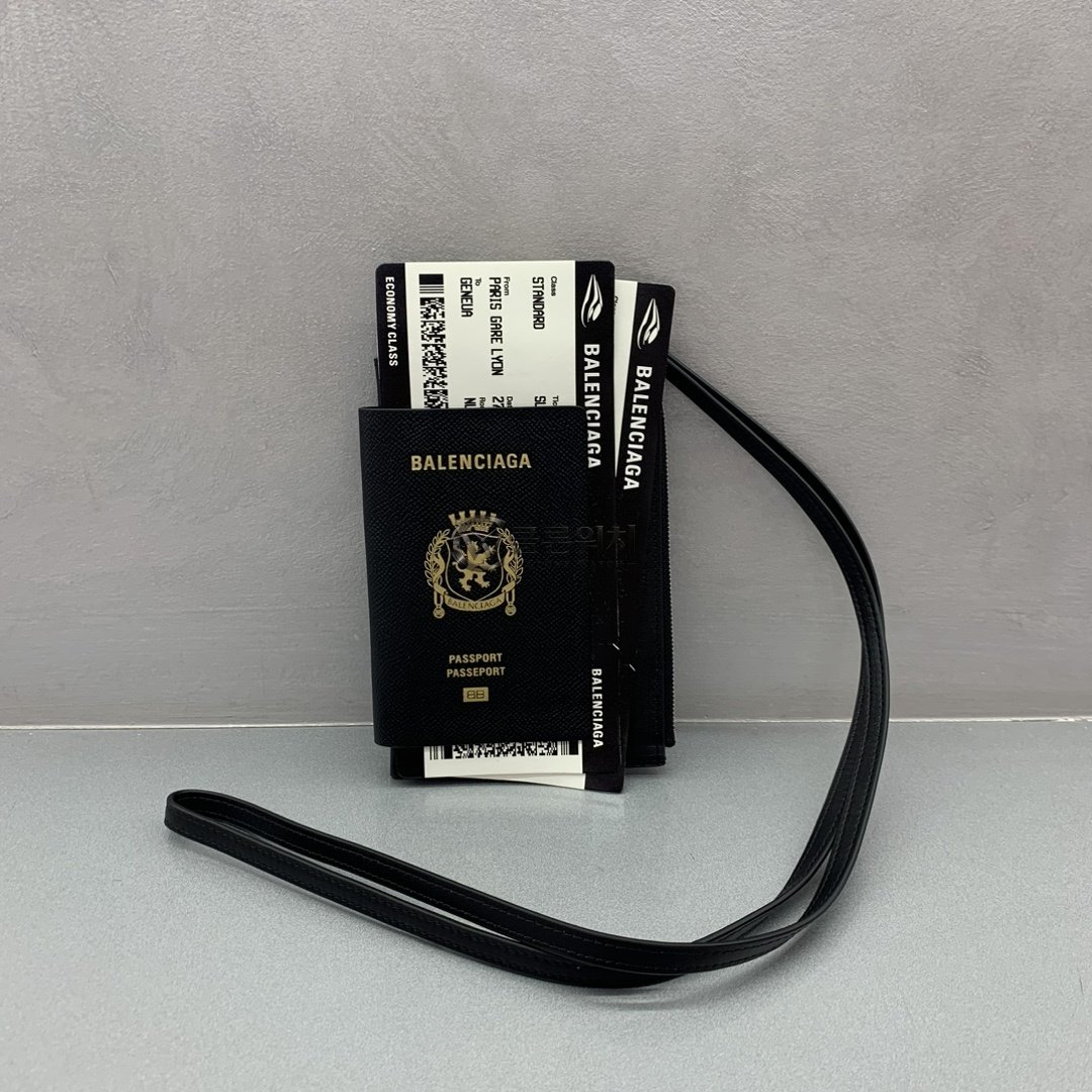 발렌시아가 Balenciaga Passport Holder with Strap - Black