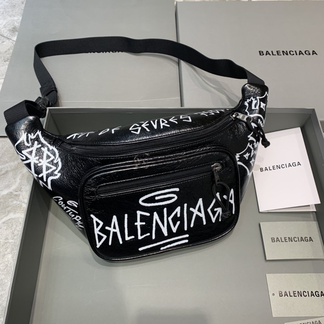 발렌시아가 Balenciaga Graffiti Leather Beltpack in Black