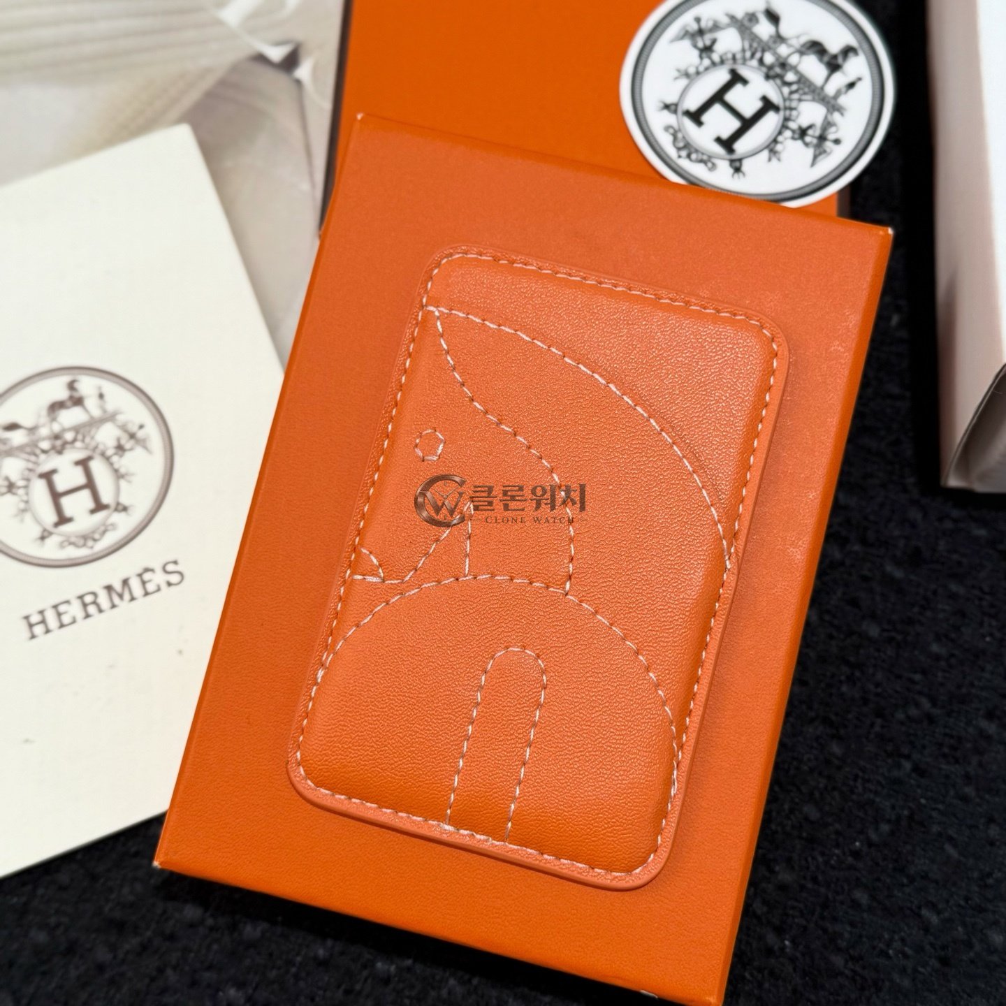 에르메스 Hermès Horse MagSafe Card Holder – Gold