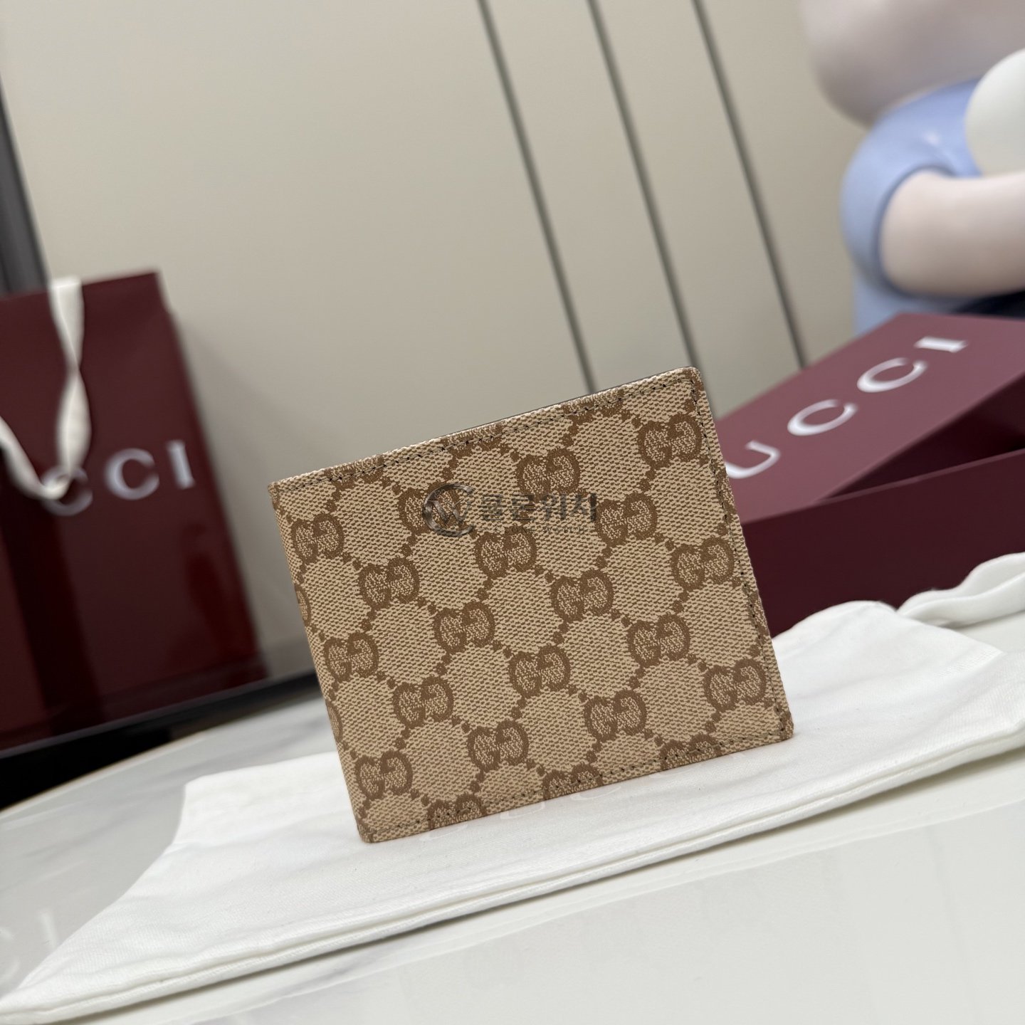 구찌 GUCCI GG Supreme Bifold Wallet in Beige and Ebony