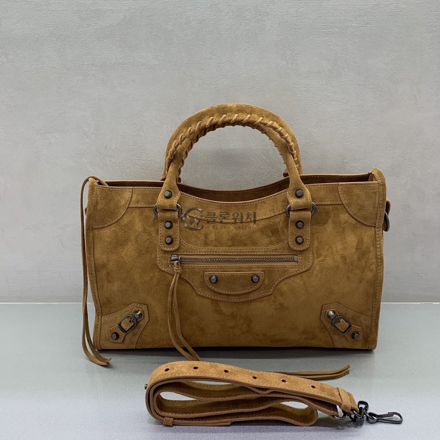 발렌시아가 Balenciaga Classic City Bag in Suede Camel