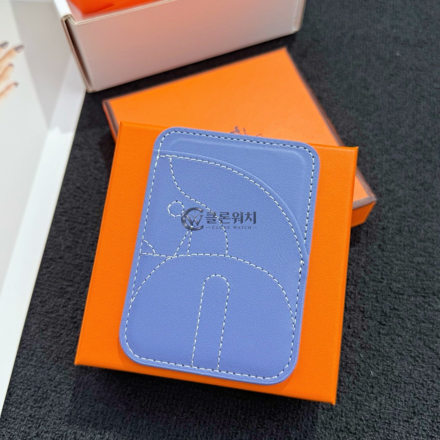 에르메스 Hermès Blue MagSafe Card Holder with Stylized Animal