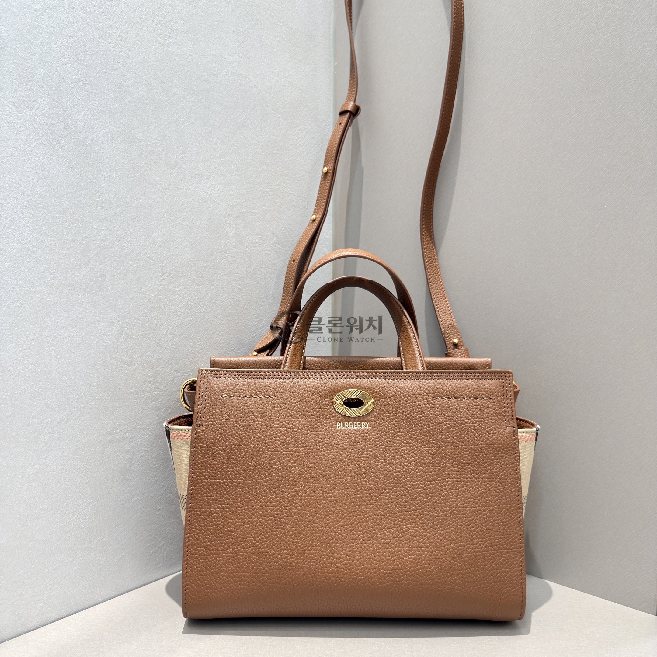 버버리 Burberry Medium Cotswolds Check Tote in Brown