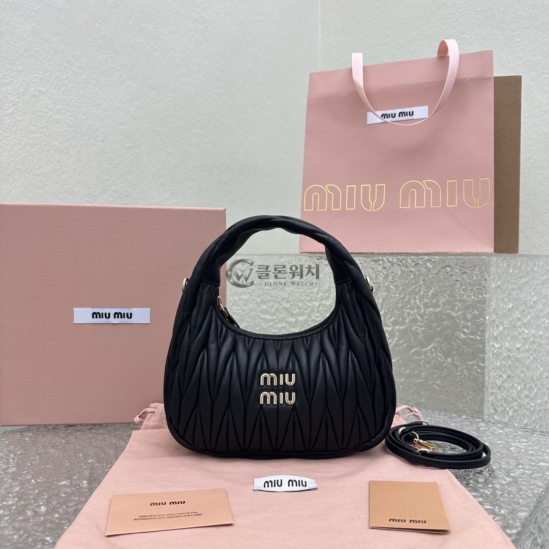 미우미우 블랙 완더 마틀라세 나파 가죽 호보백