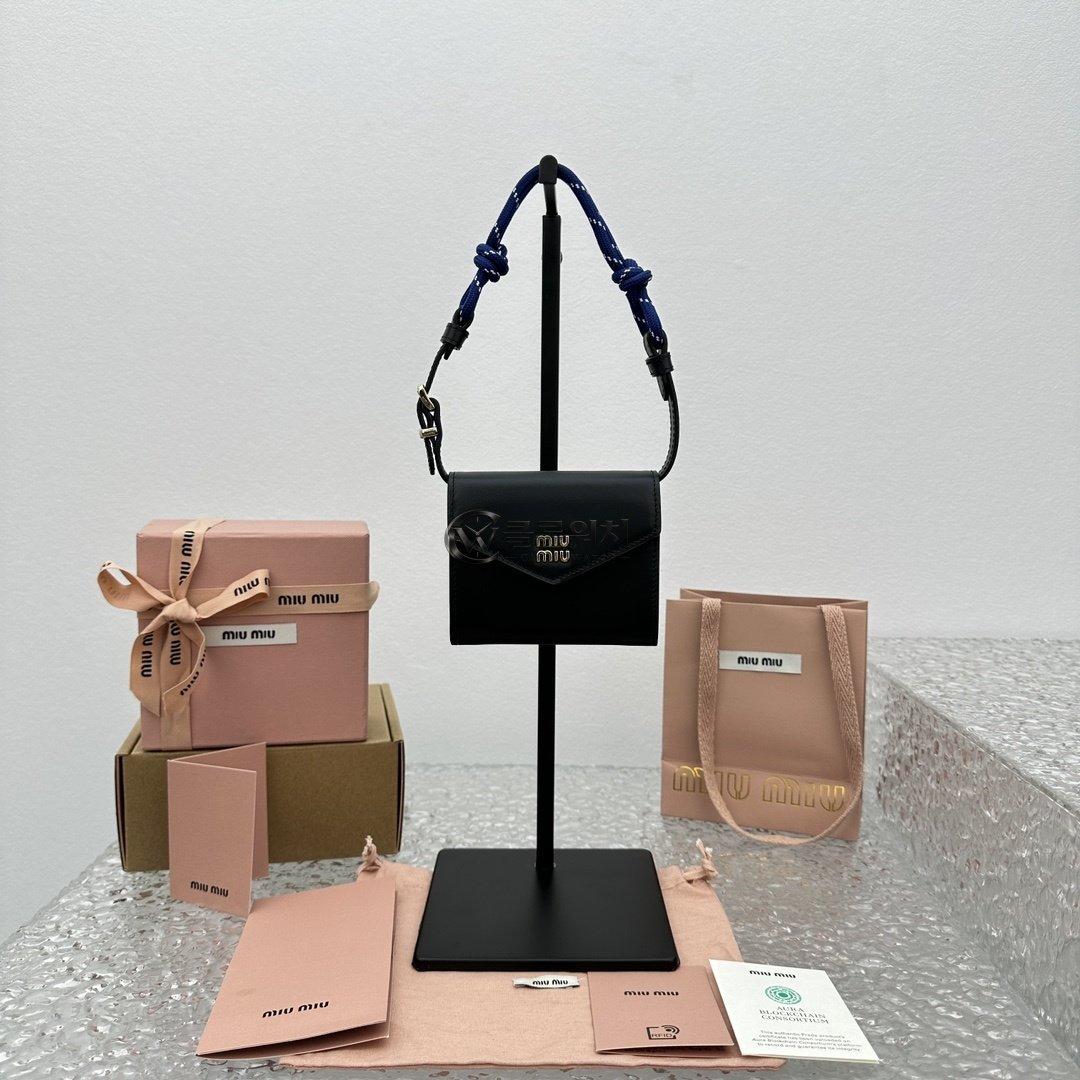미우미우 블랙 가죽 미니 숄더백