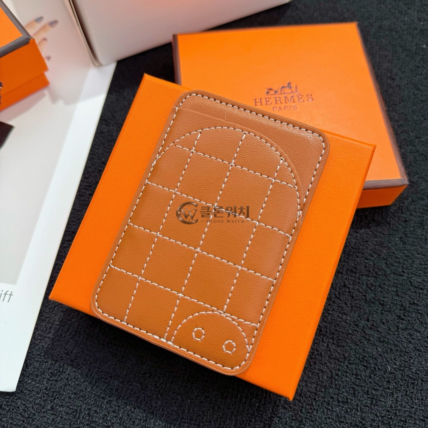 에르메스 Hermès Horse MagSafe Card Holder in Gold