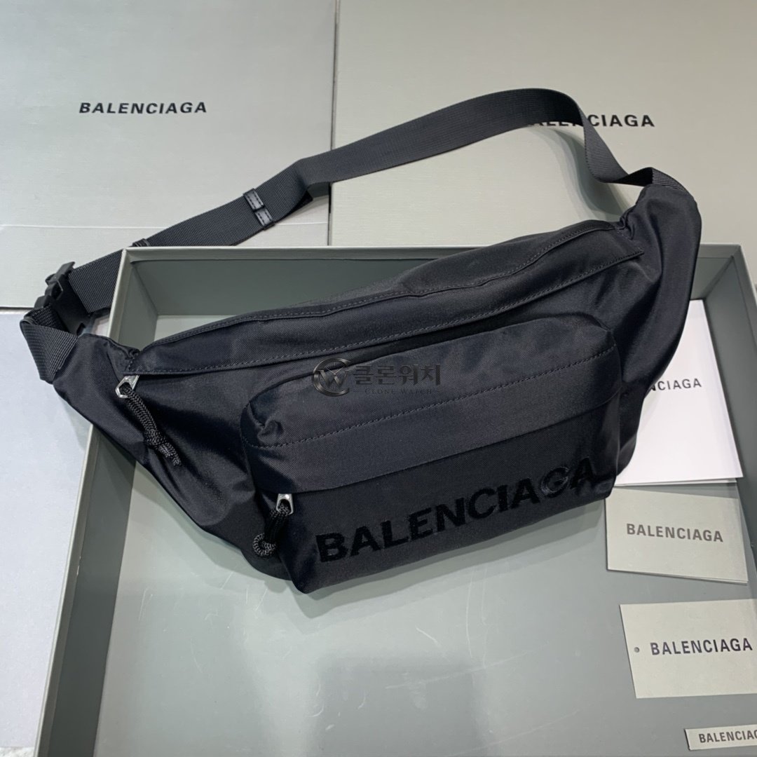 발렌시아가 Balenciaga Explorer Beltpack in Black