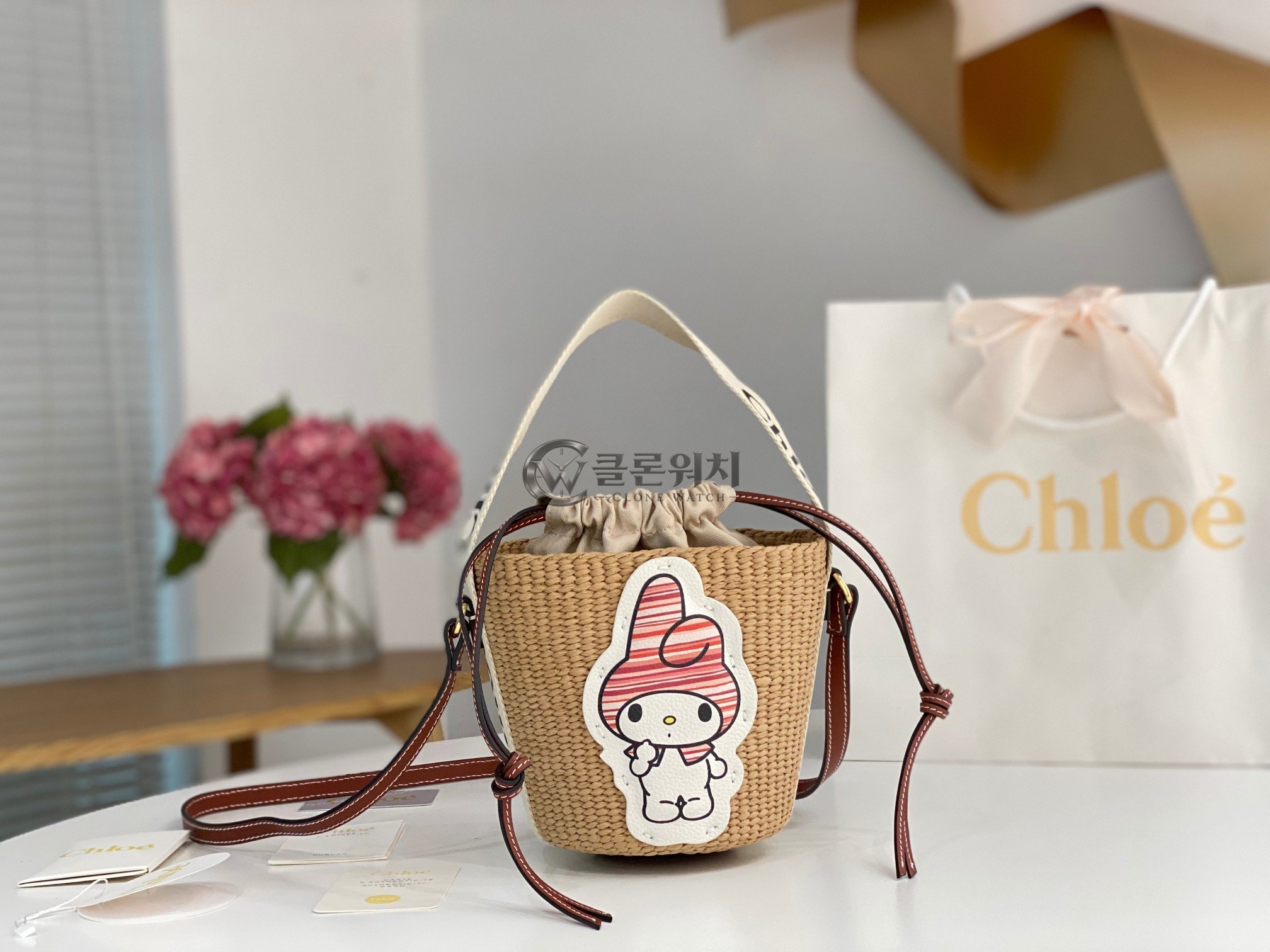 끌로에 내추럴 라피아 버킷백
