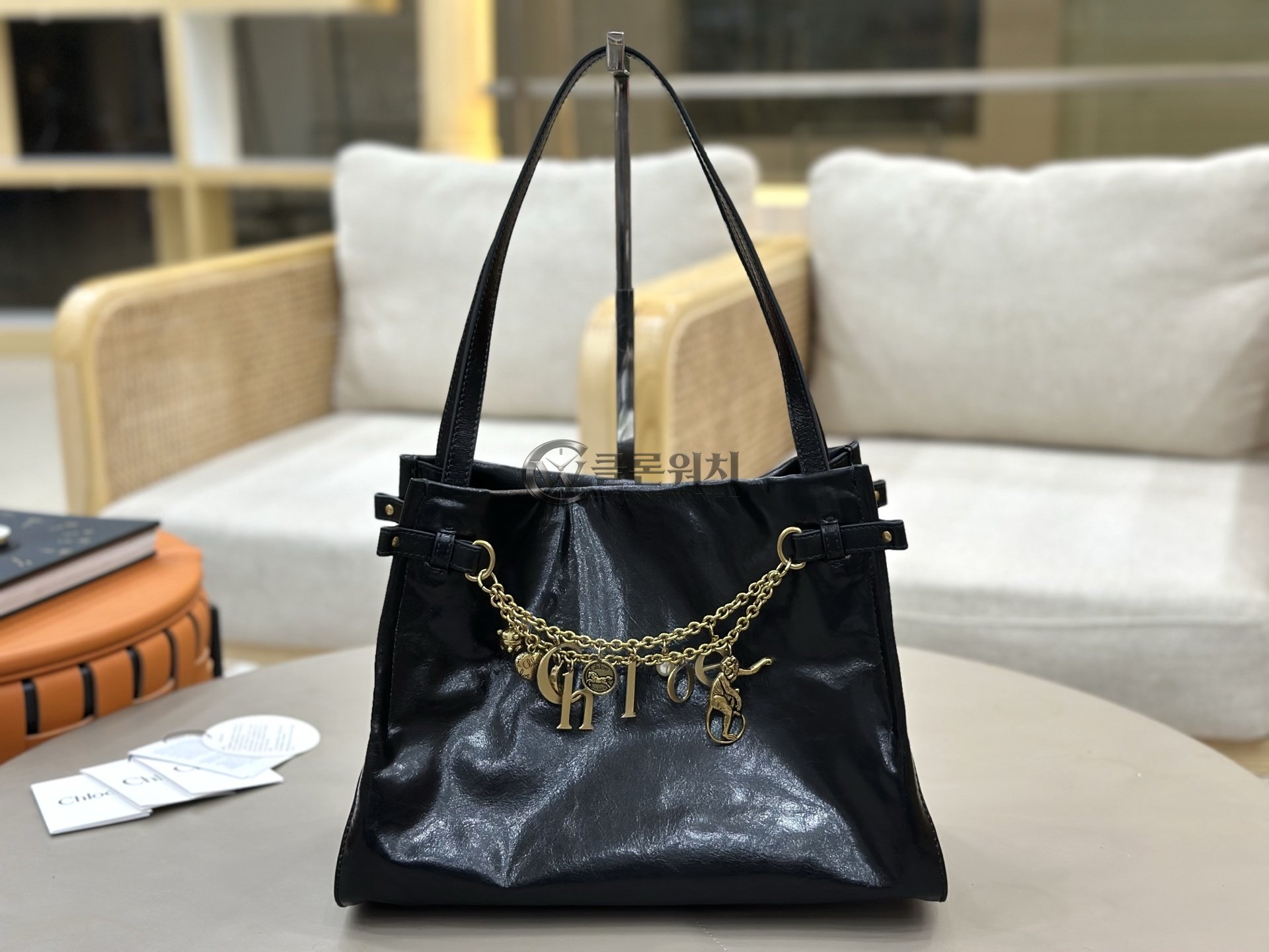 끌로에 Chloé Charms Tote Bag in Shiny Leather - Black