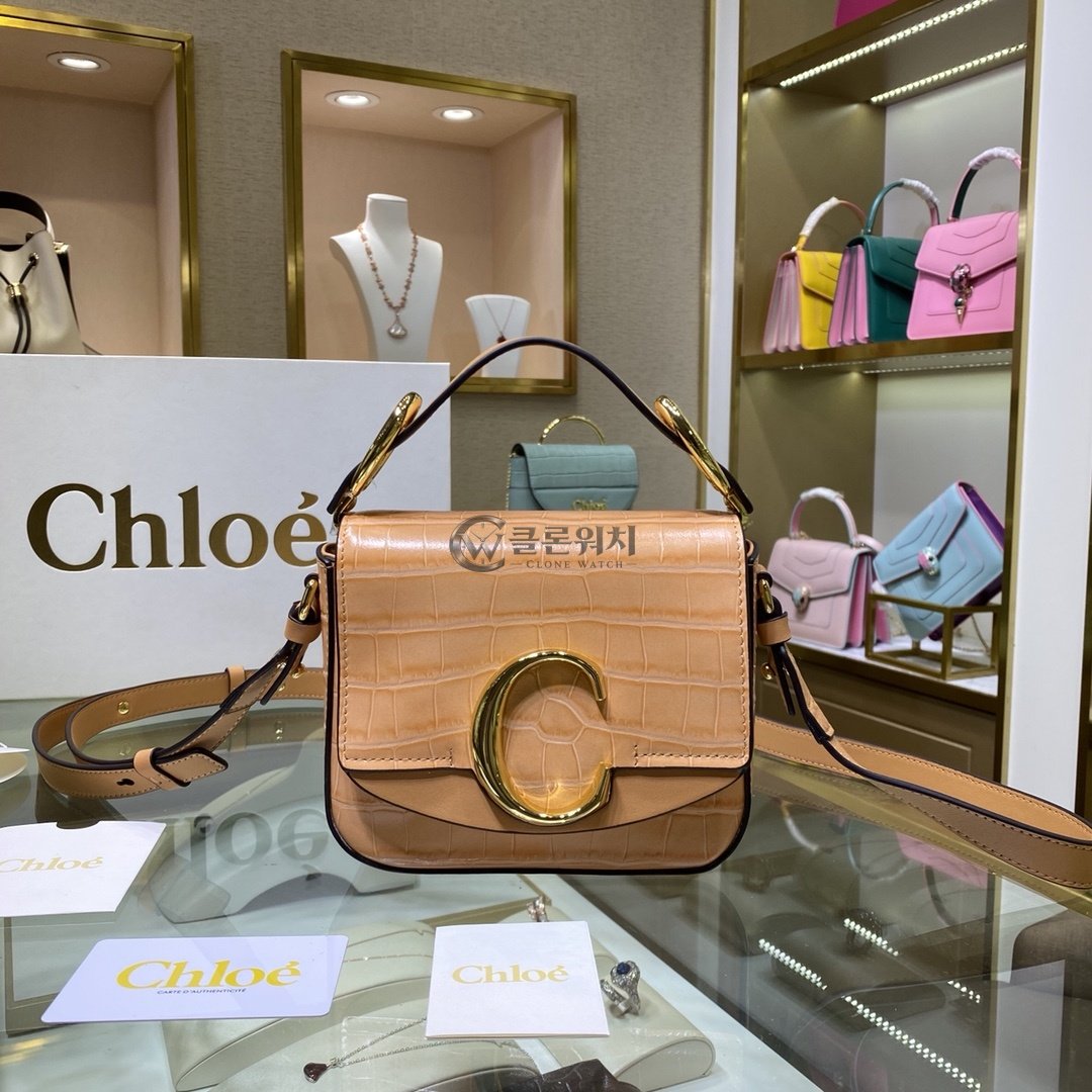 끌로에 미니 끌로에 C 크로커다일 엠보싱 크로스백 — 탄