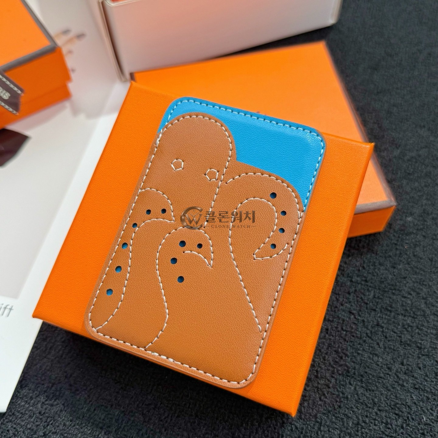 에르메스 Hermès Dog MagSafe Card Holder – Brown and Blue