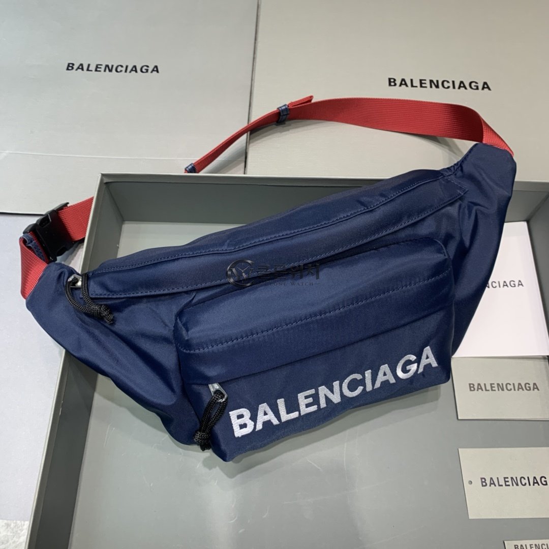발렌시아가 Balenciaga Explorer Beltpack in Navy Blue