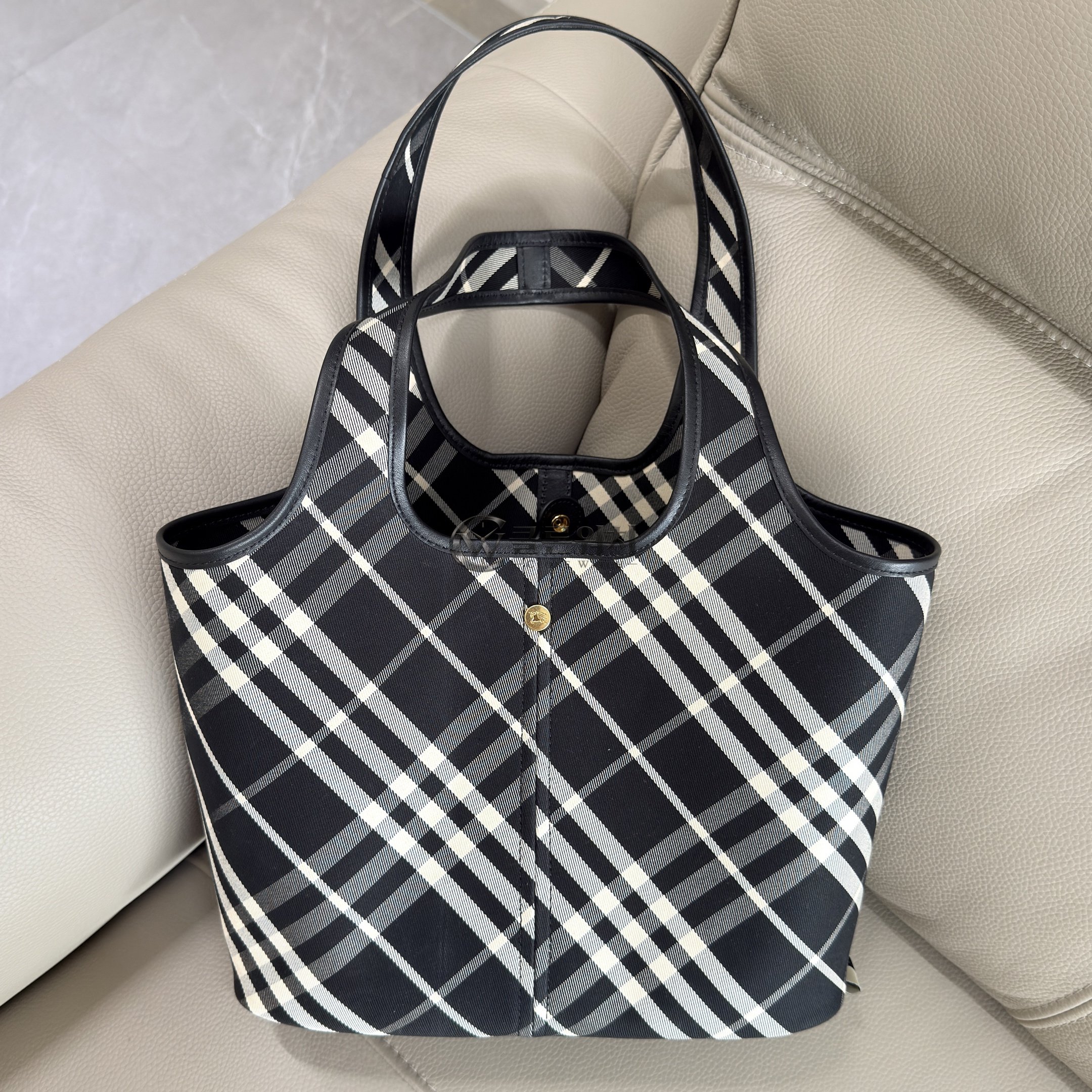 버버리 Burberry Check Tote Bag in Black and White