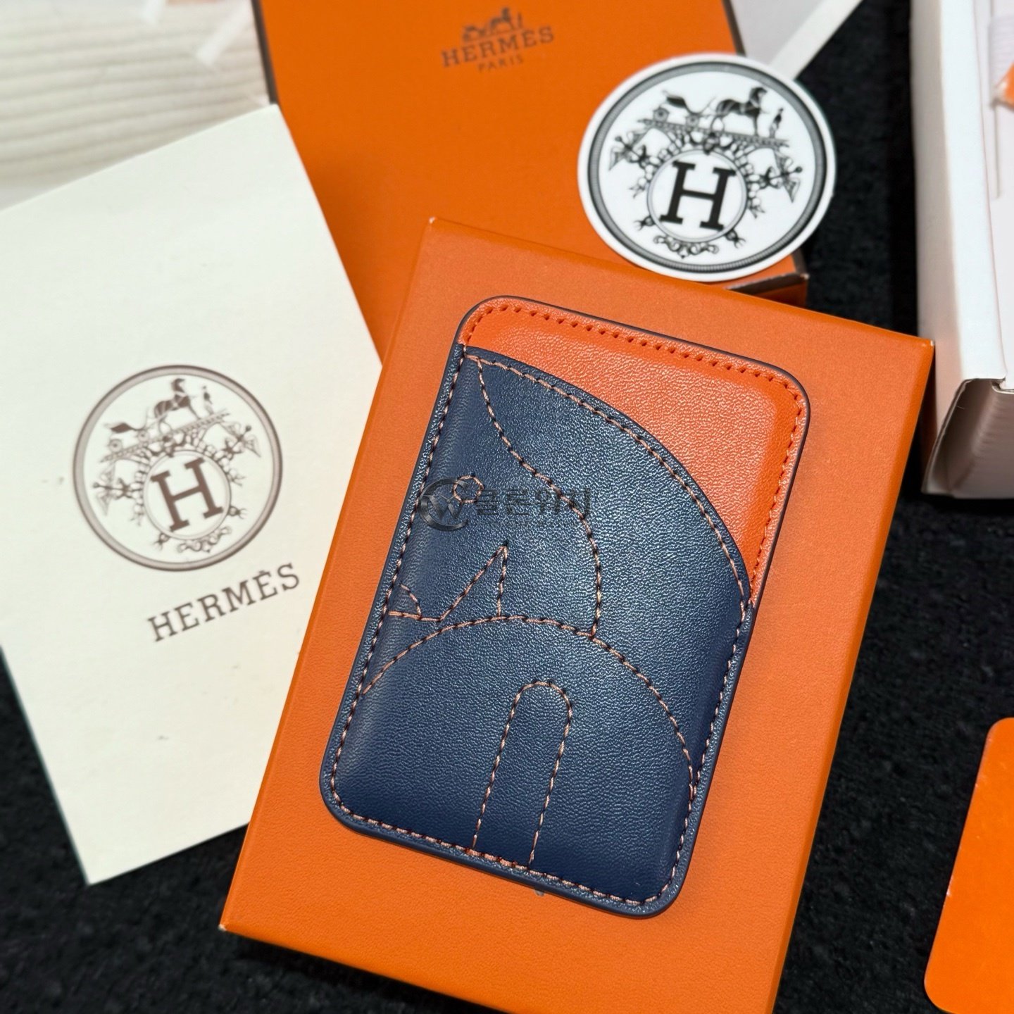 에르메스 Hermès “Jean patch” MagSafe Card Holder – Blue