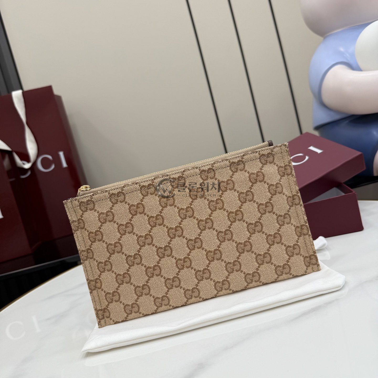 구찌 GUCCI Beige and Ebony GG Supreme Canvas Zip Pouch Beige/Ebony
