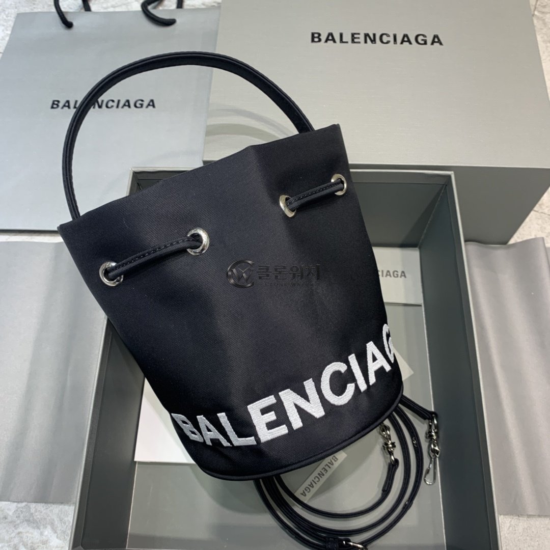 발렌시아가 Balenciaga Black Wheel XS Bucket Bag
