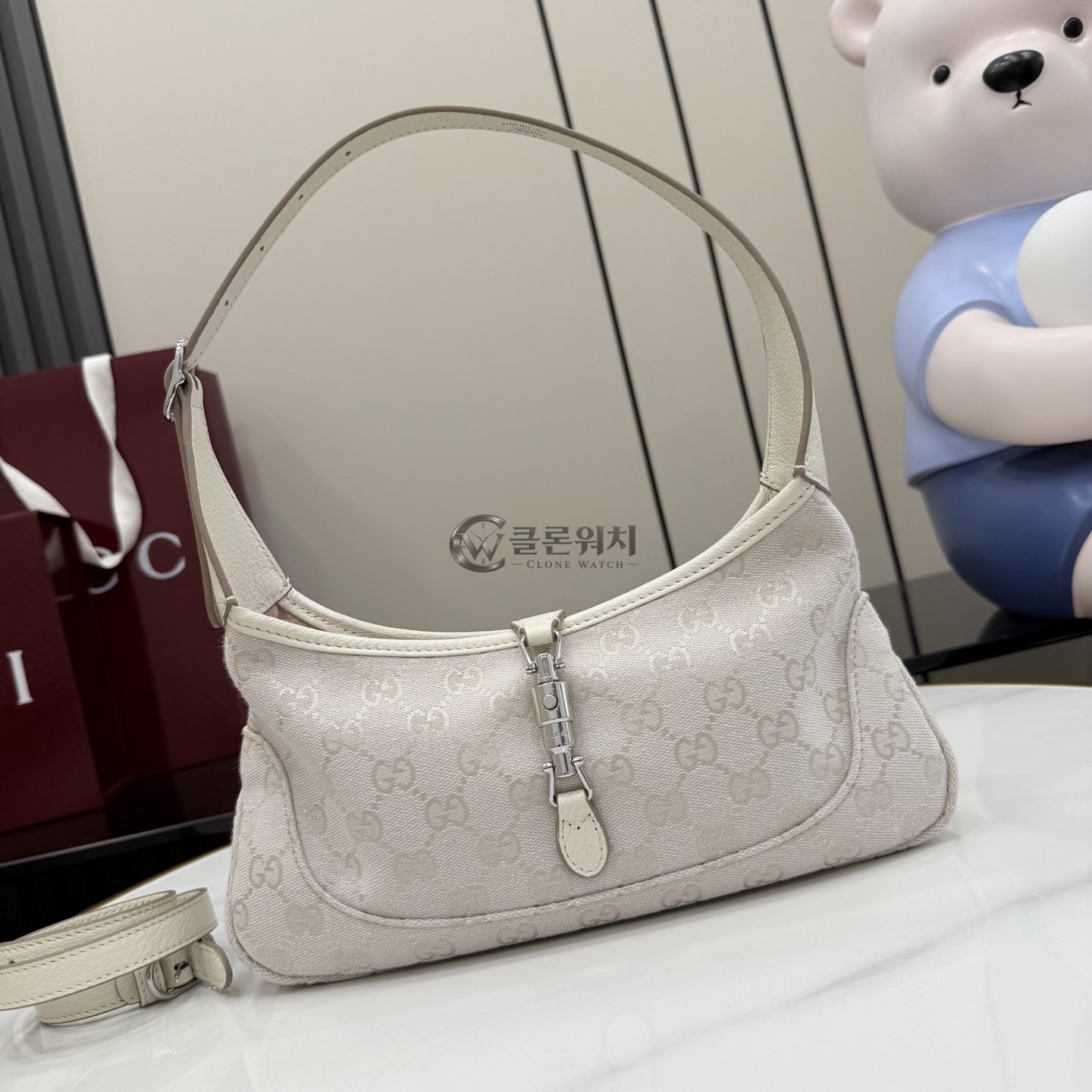 구찌 Gucci Jackie Slim Medium Shoulder Bag in Ivory GG Canvas