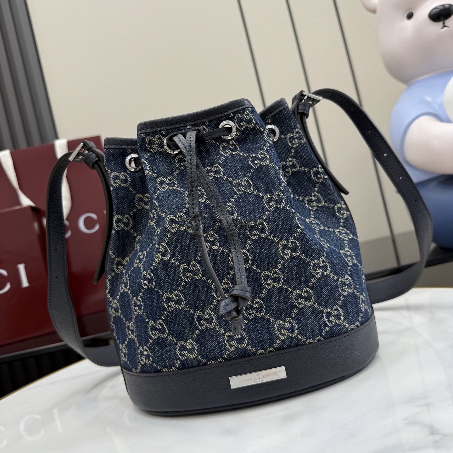 구찌 Gucci Small Bucket Bag with Gucci Plaque in Dark Blue GG Denim
