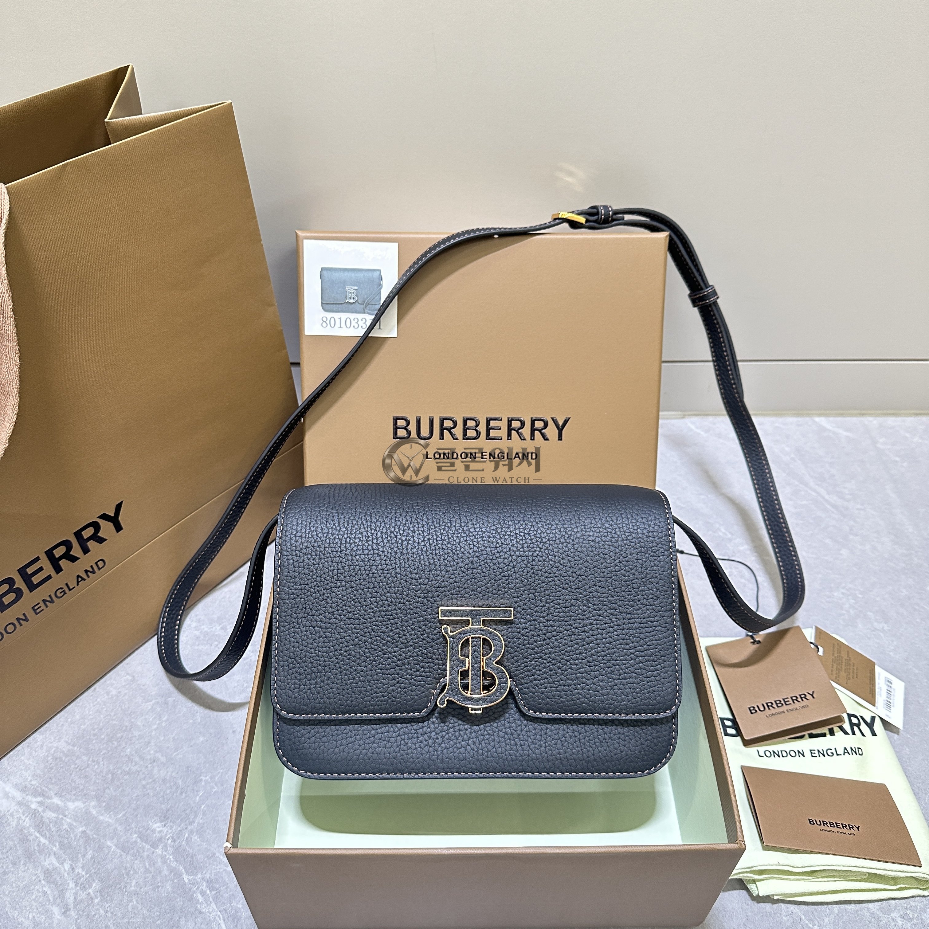 버버리 Burberry Small Grainy Leather TB Bag in Black