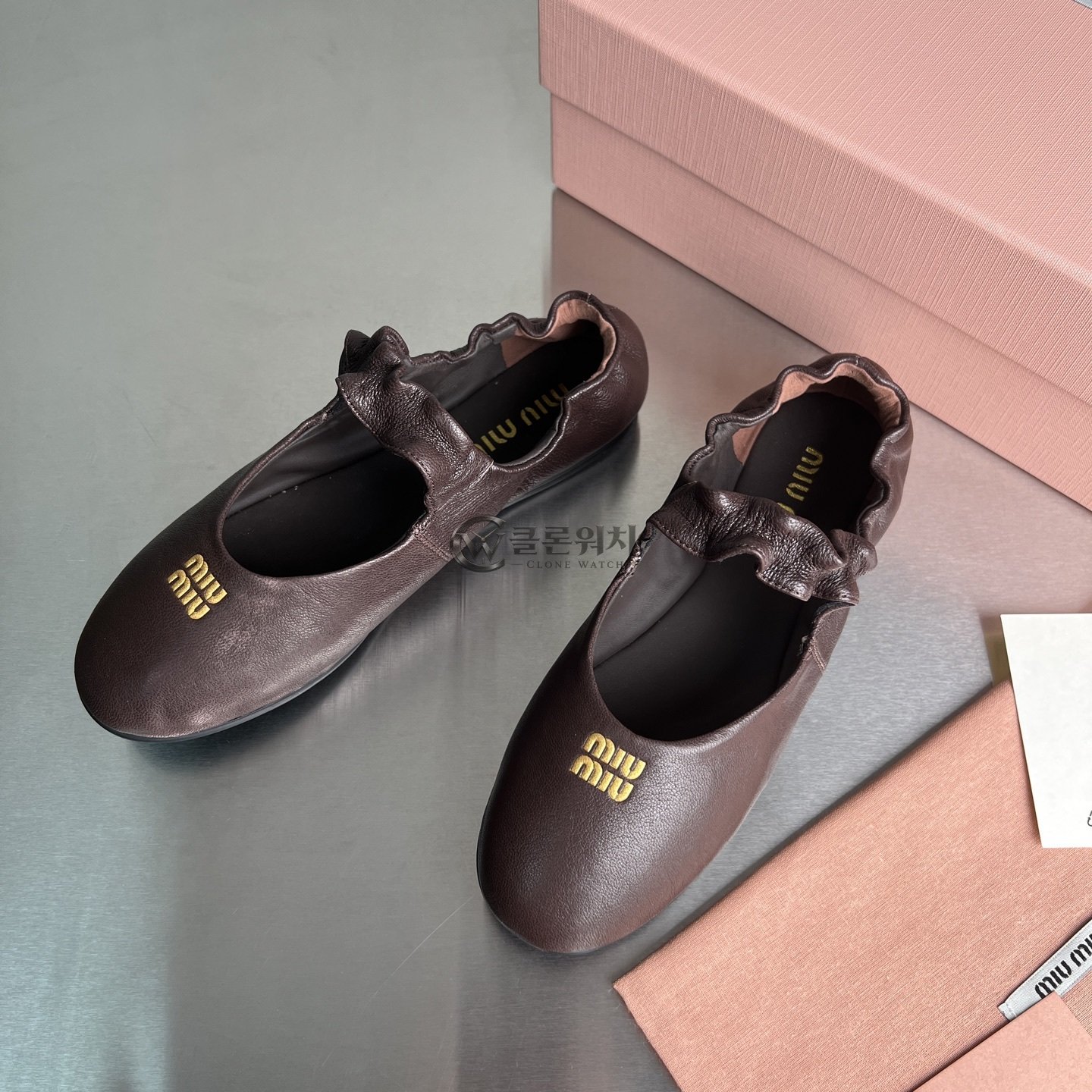 미우미우 브라운 가죽 발레리나 플랫