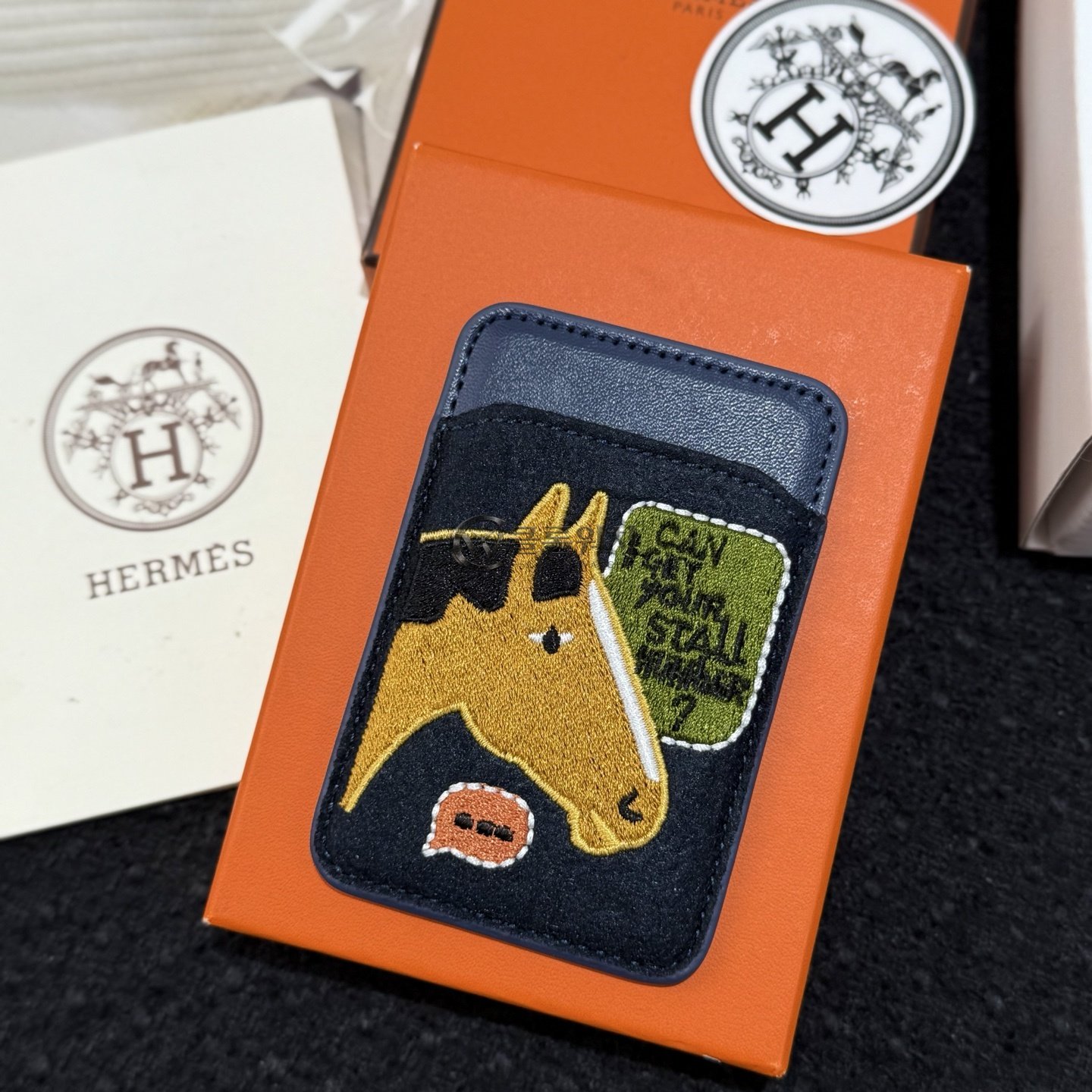 에르메스 Hermes "Stall Number" MagSafe Card Holder — Bleu Navy / Multicolore