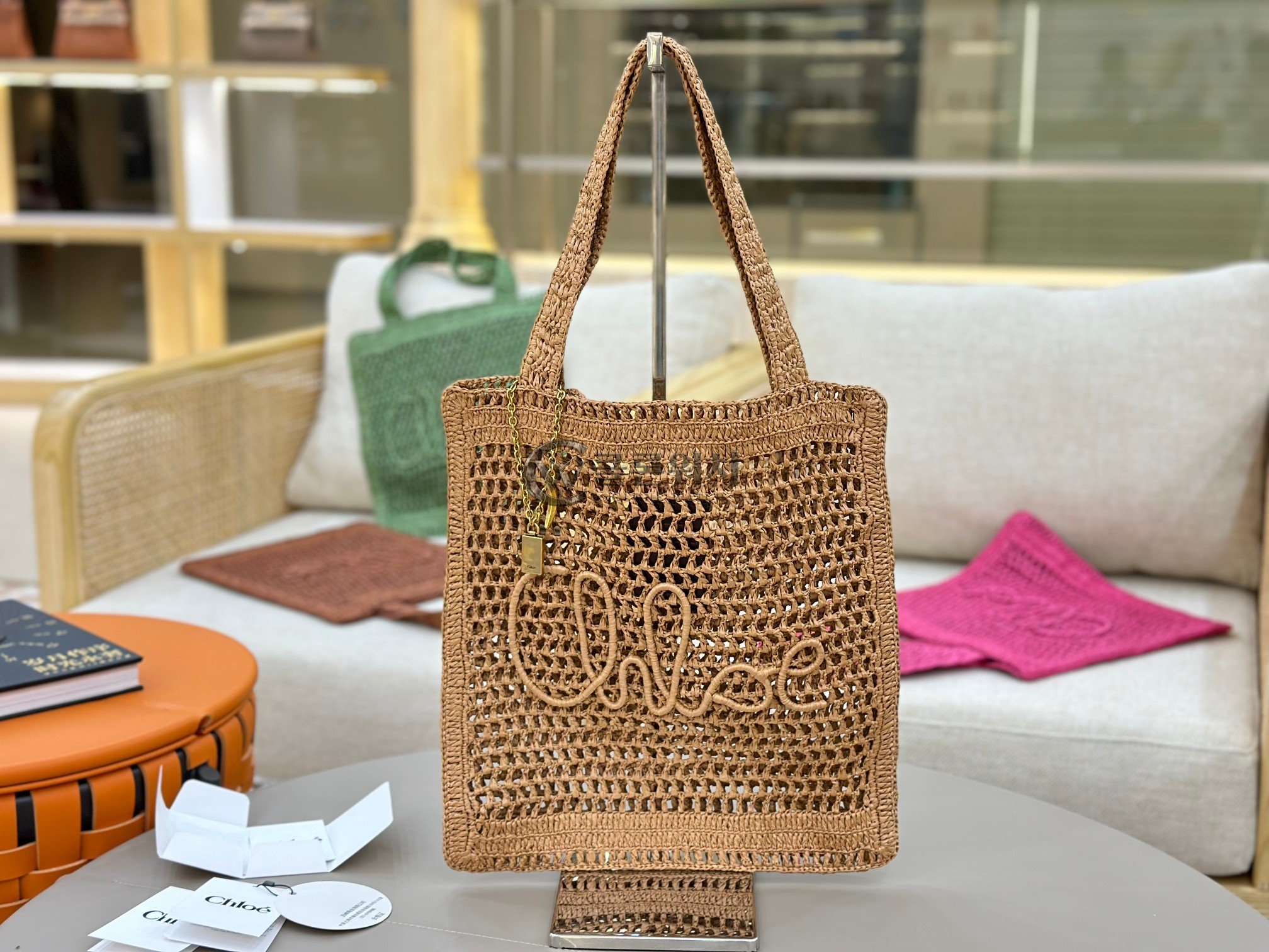 끌로에 Chloé Summer Banana Raffia Tote Bag – Clay Brown