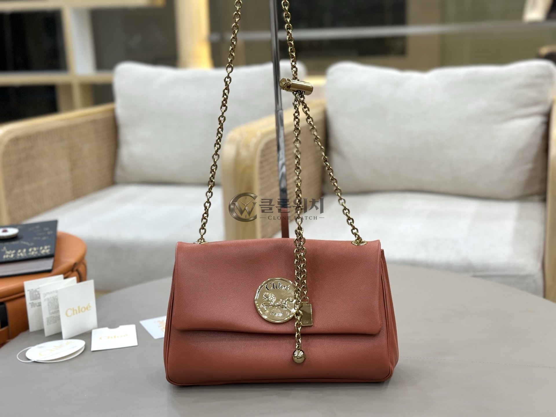 끌로에 Chloé Heritage Medallion Shoulder Bag in Red