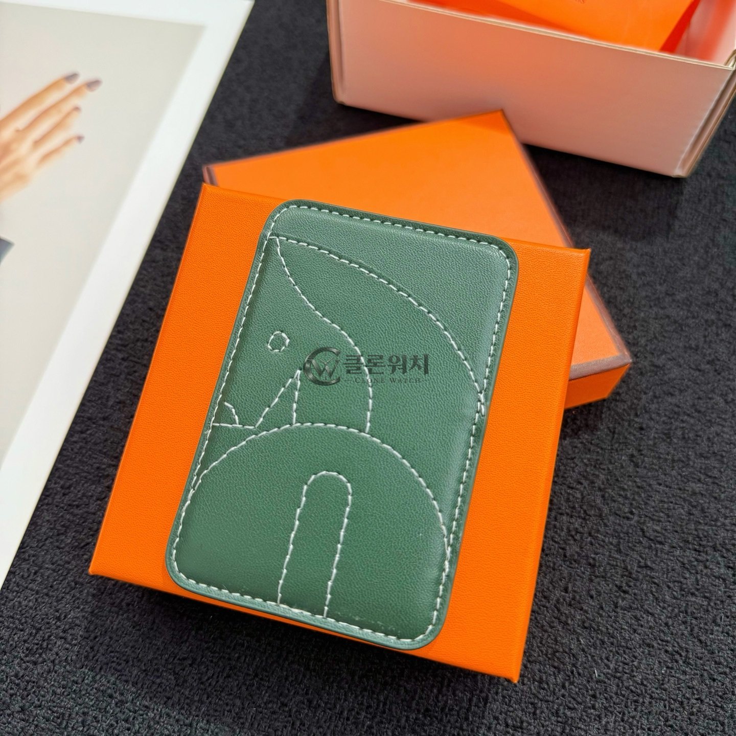 에르메스 Hermès Frog MagSafe Card Holder in Green