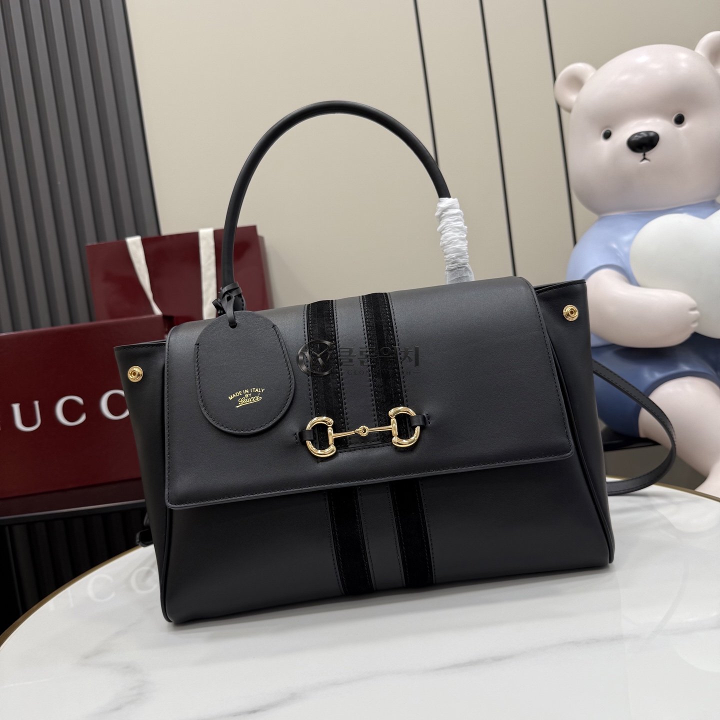 구찌 Gucci Paparazzo Medium Top Handle Bag in Black