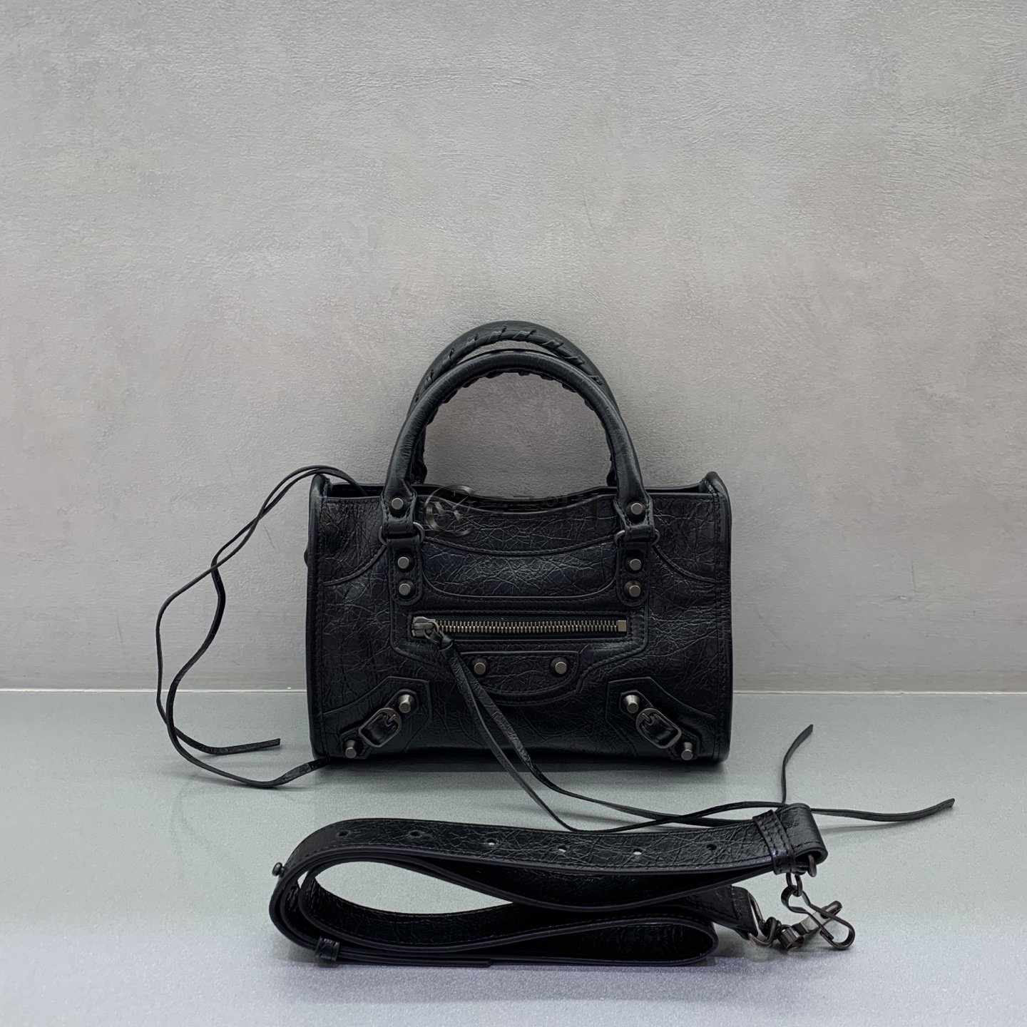 발렌시아가 Balenciaga Classic City Mini Bag in Black