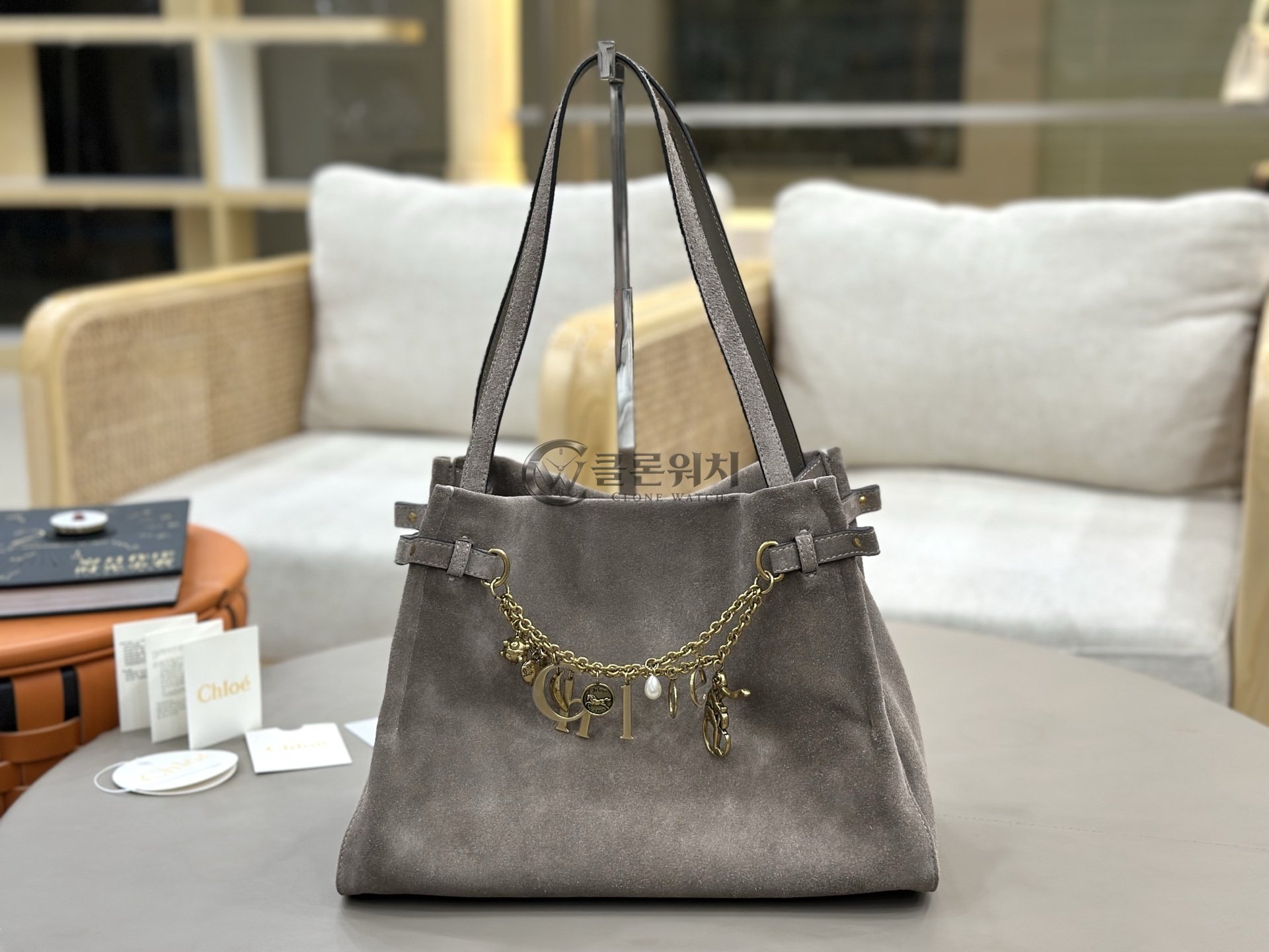 끌로에 Chloé Large Spin Tote Bag in Motty Grey Suede