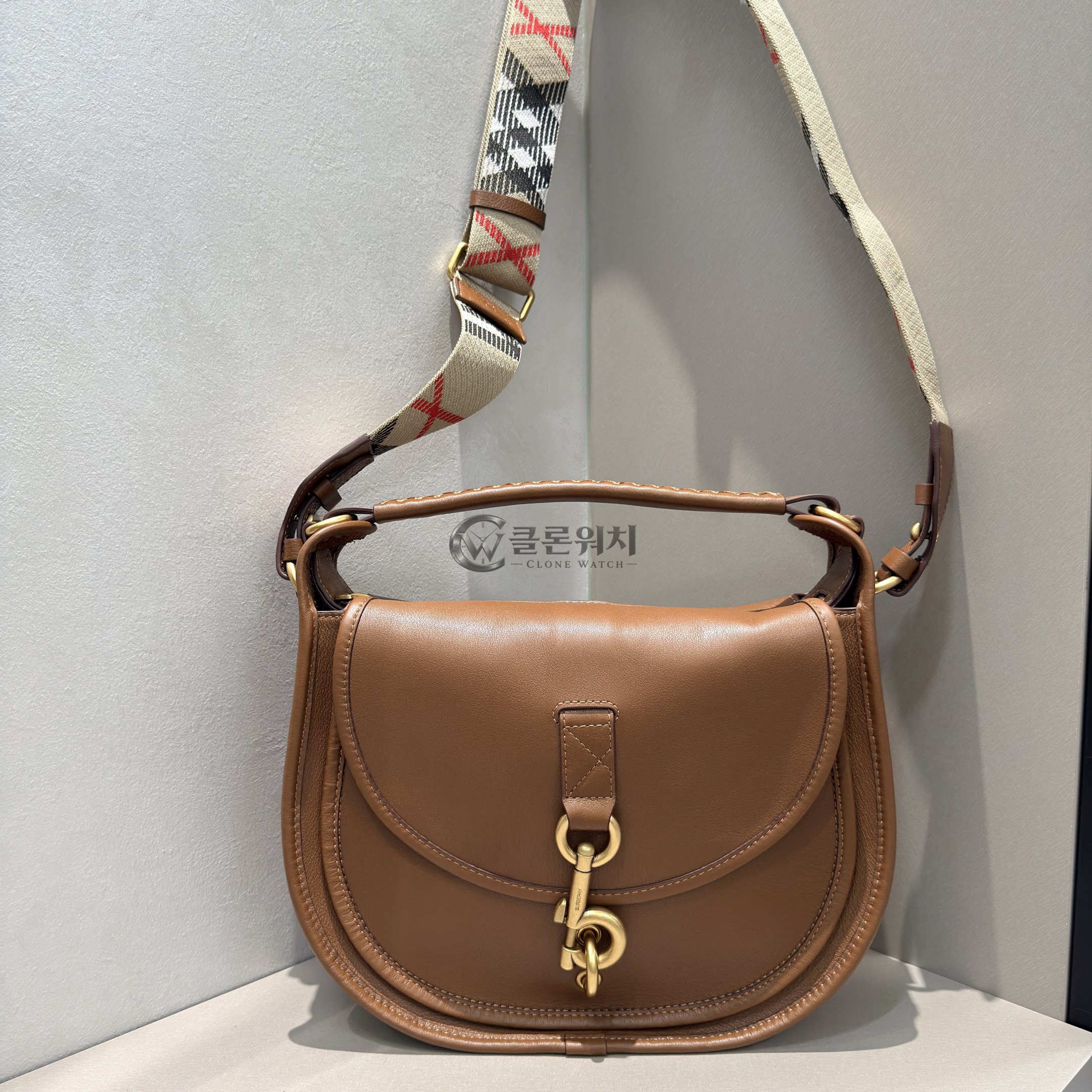 버버리 Burberry Brown Leather Bridle Saddle Bag