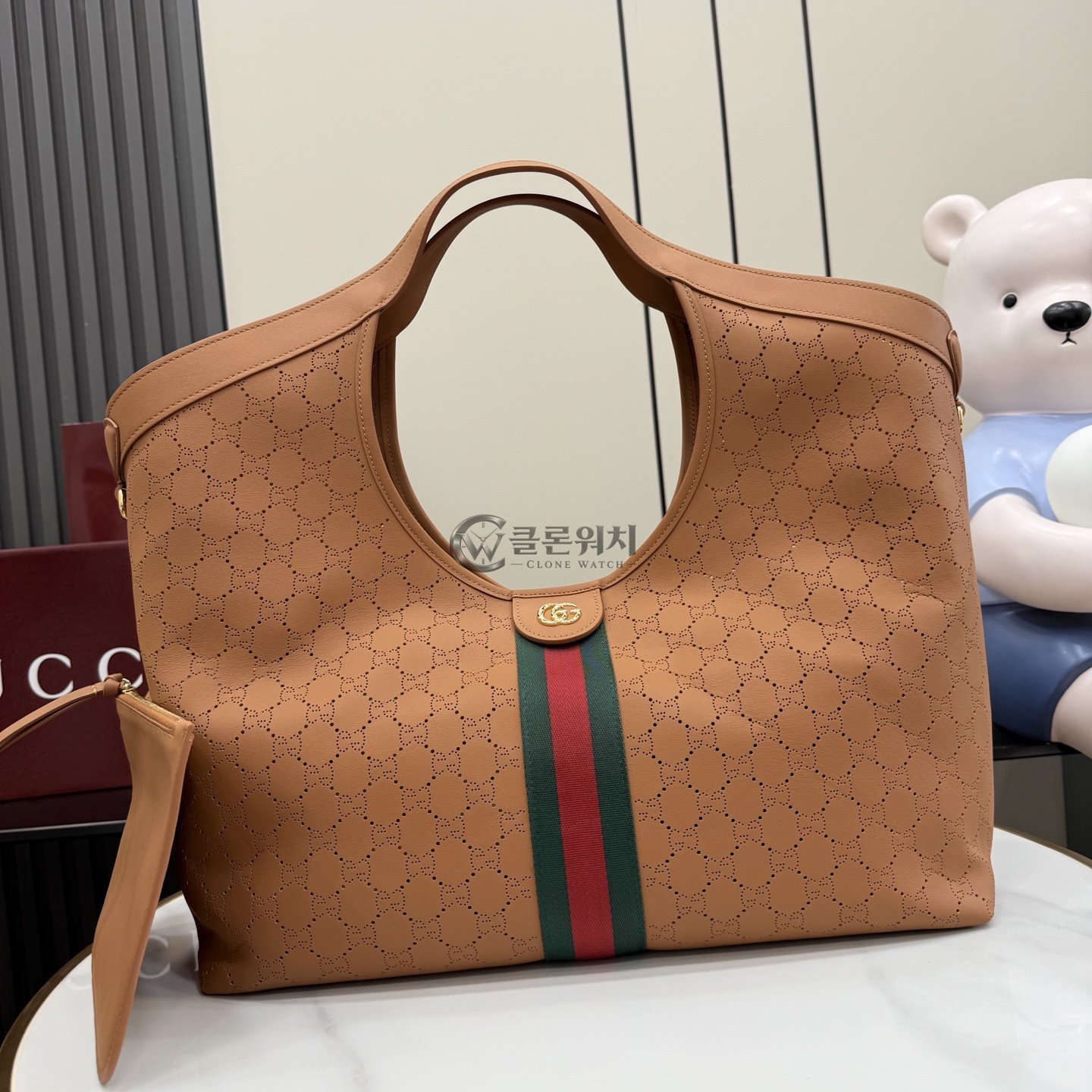 구찌 기글리오 라지 토트백 퍼포레이티드 GG 레더 코냑 브라운