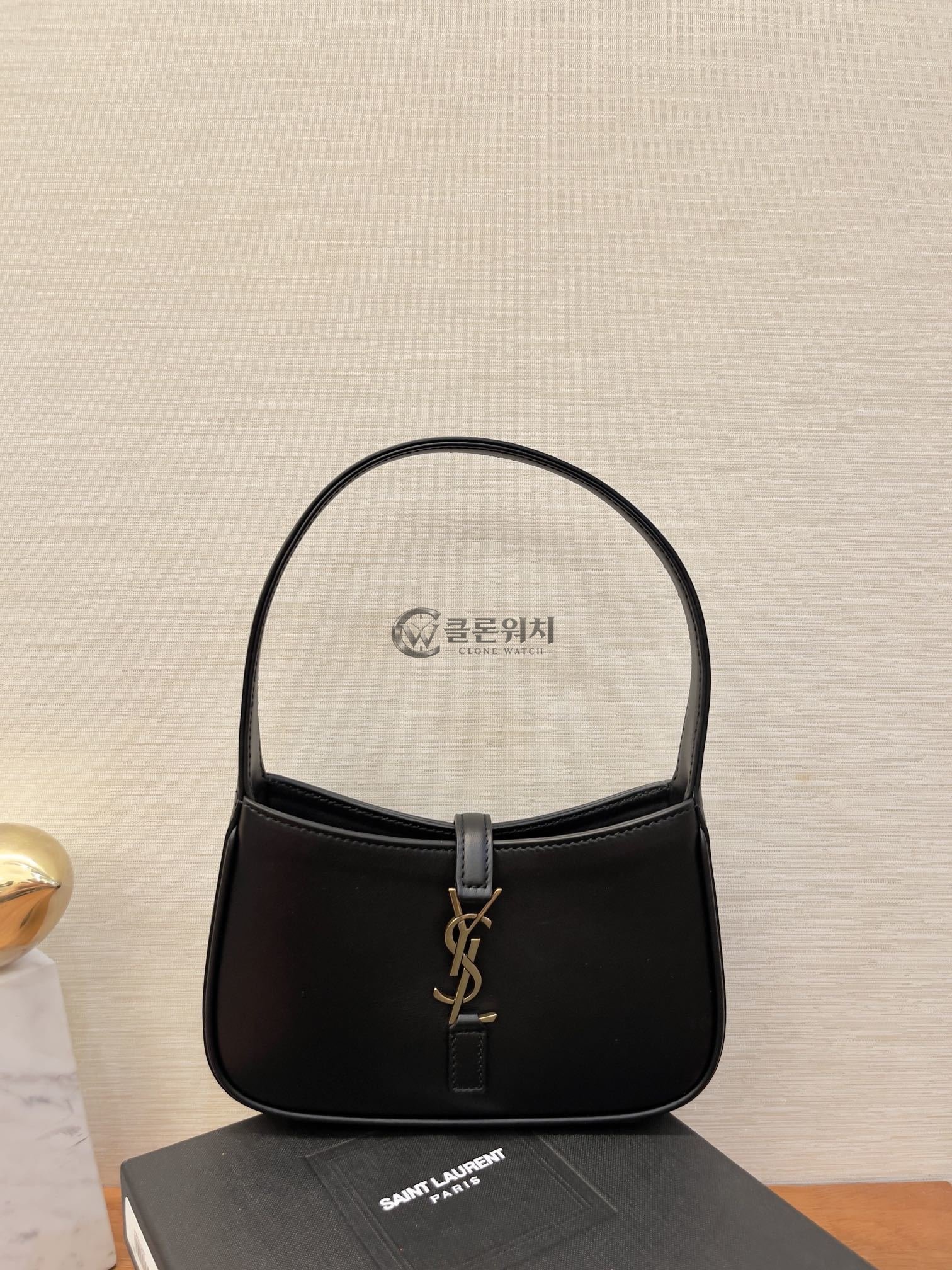 생로랑 Saint Laurent Le 5 à 7 Shoulder Bag in Black