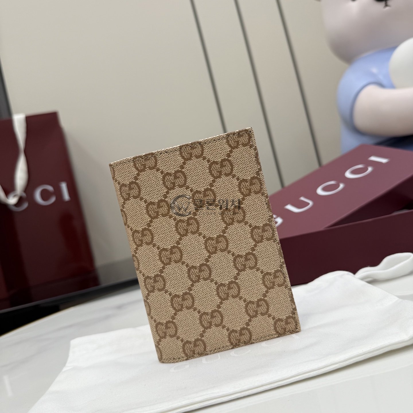 구찌 GUCCI GG Passport Case in Sand and Brown GG Canvas