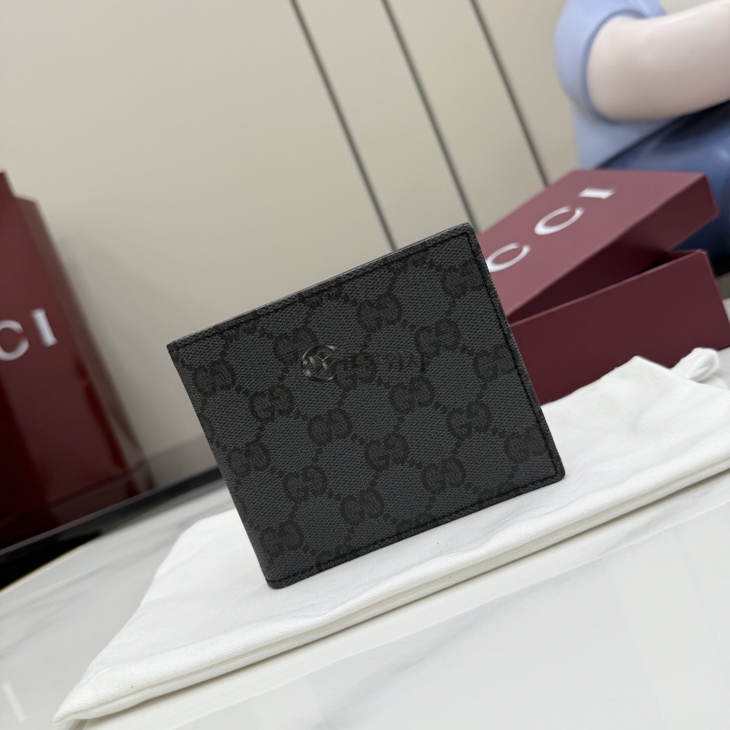 구찌 GUCCI Black GG Supreme Bi-fold Wallet