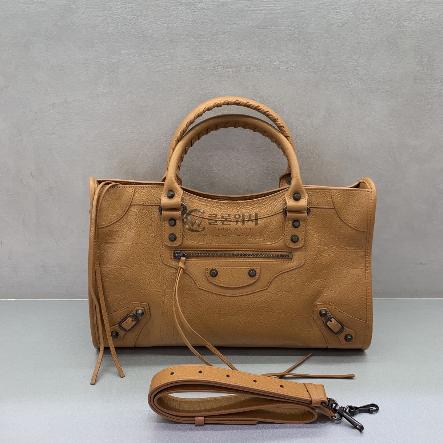 발렌시아가 Balenciaga Classic City Bag in Camel