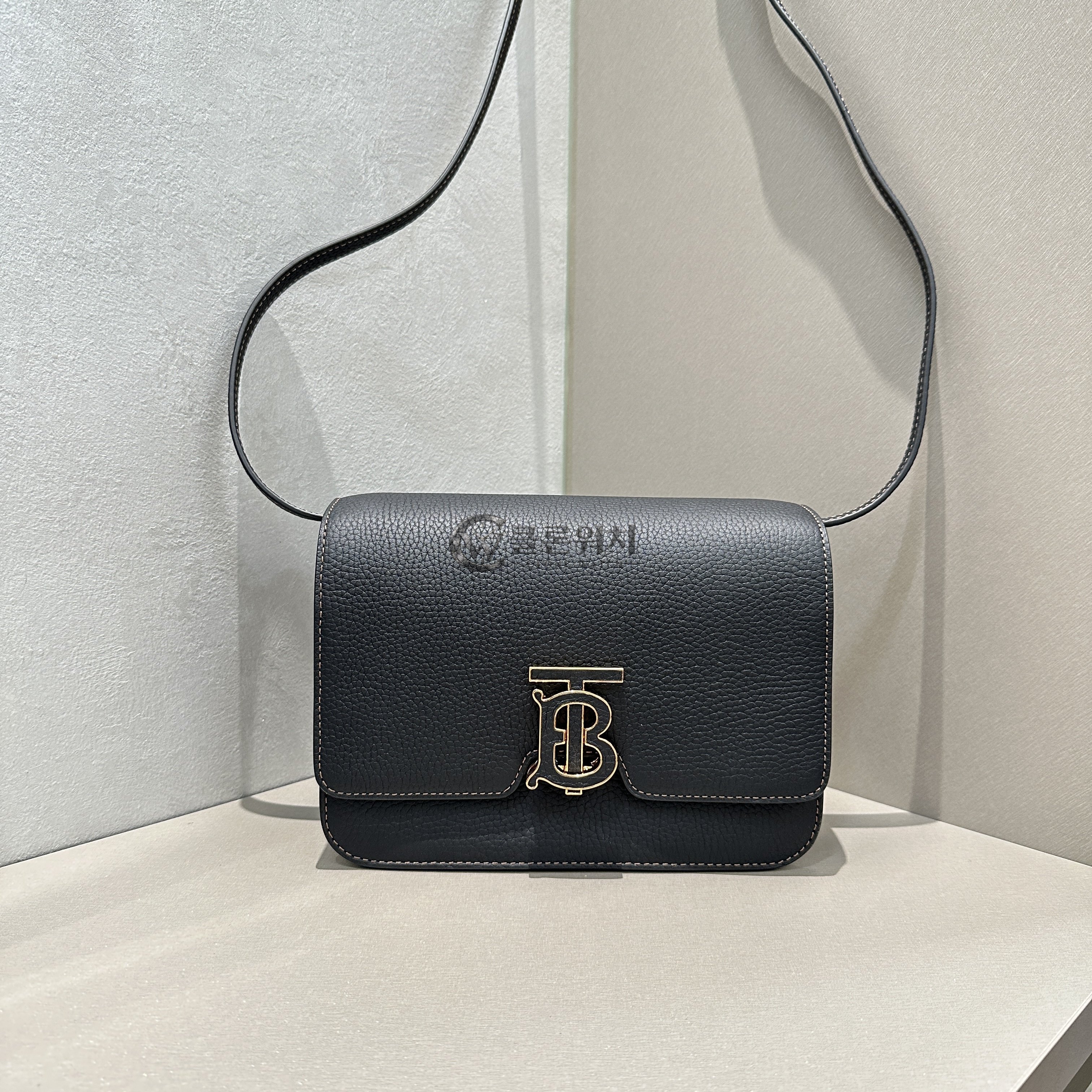 버버리 Burberry Small Grainy Leather TB Bag Black