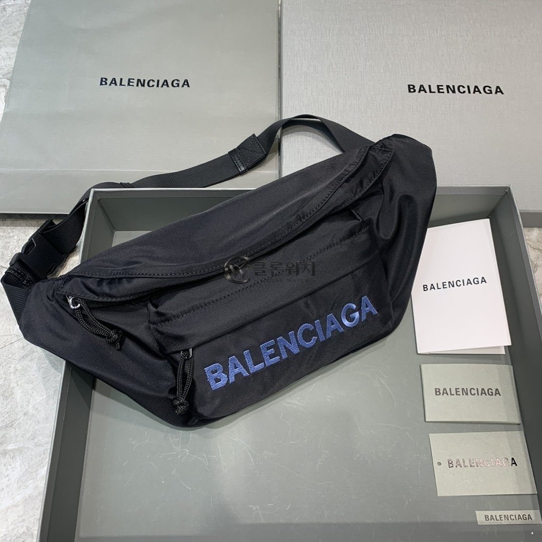 발렌시아가 Balenciaga Explorer Beltpack in Black